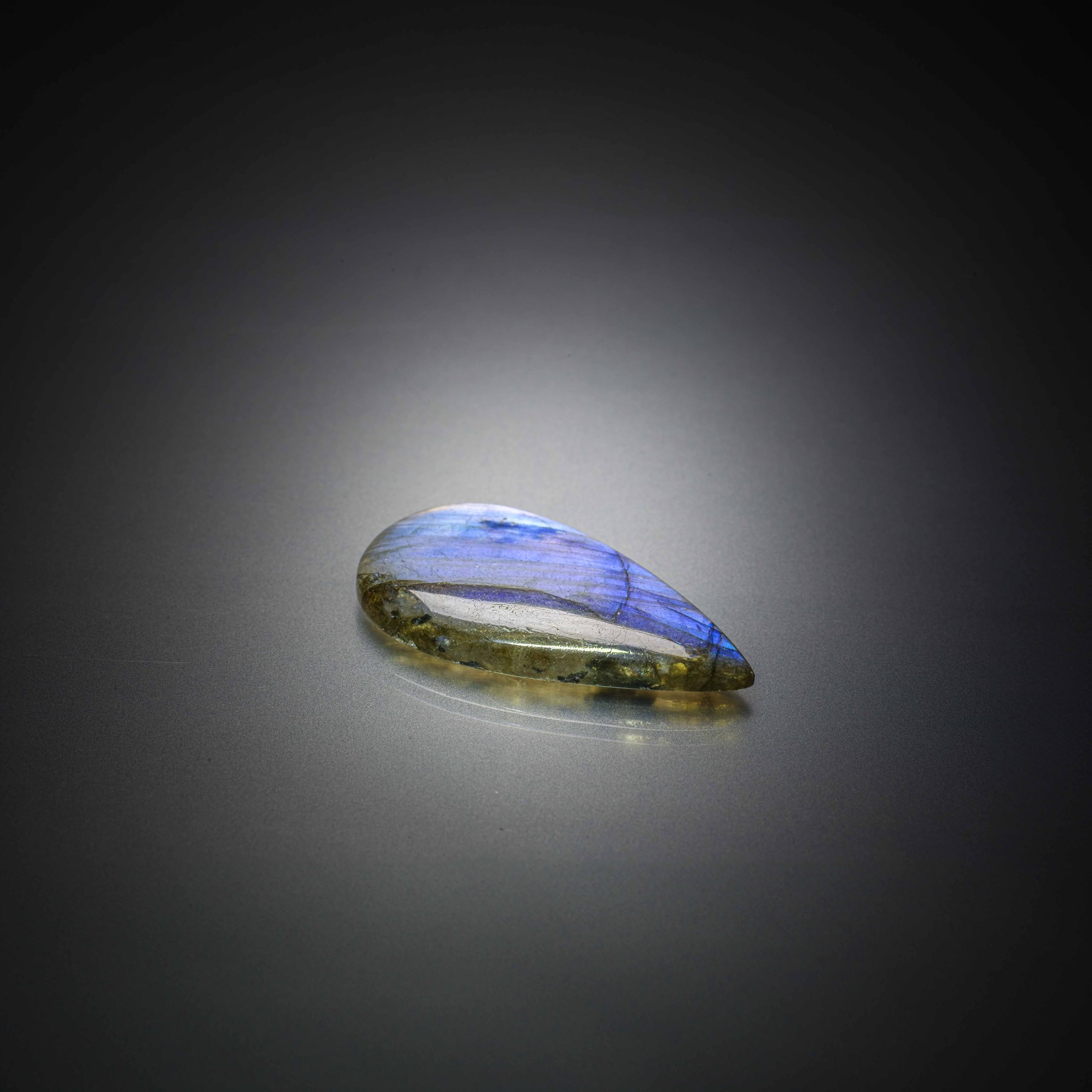 Labradorite poire cabochon sur papier. - Lazuli
