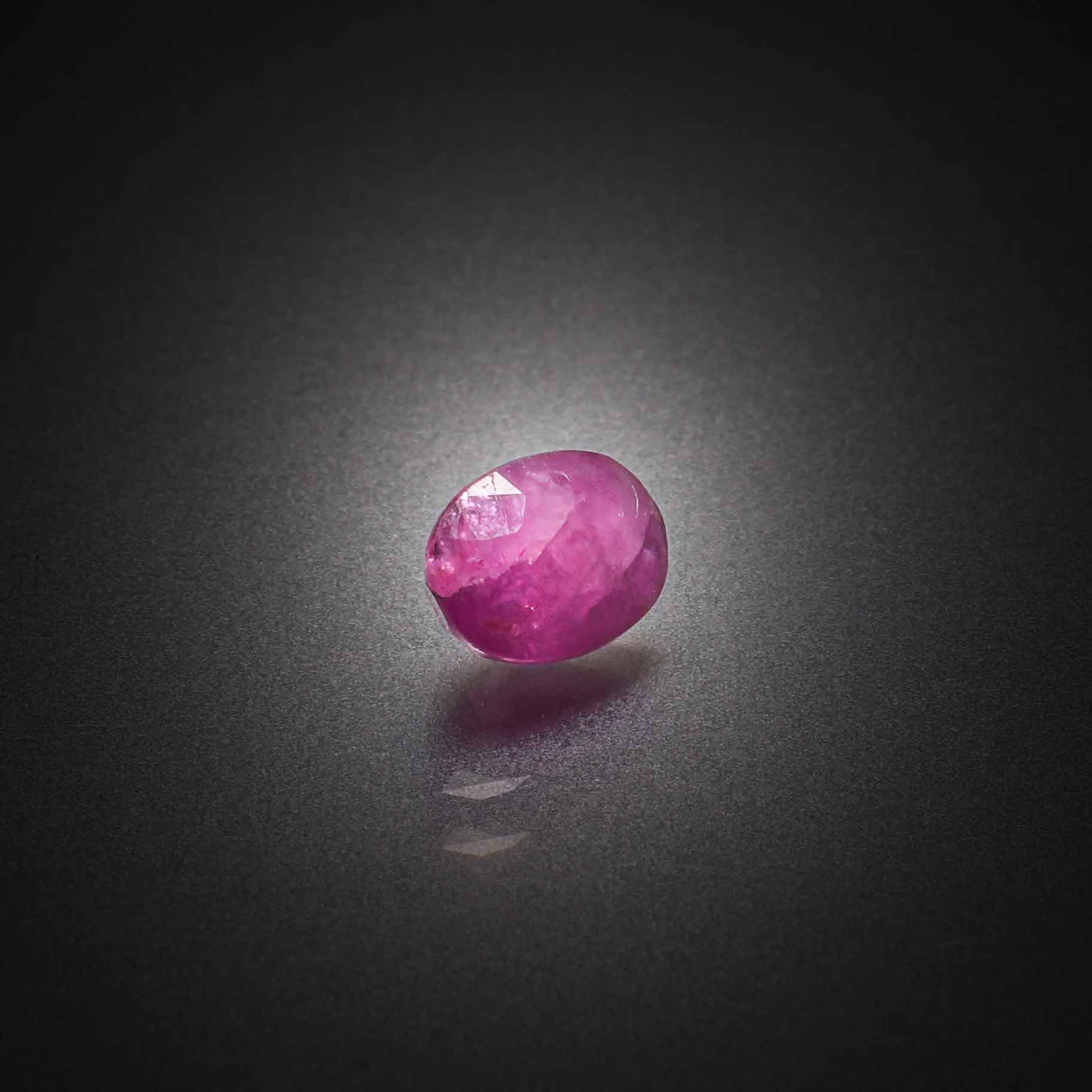 Saphir étoilé ovale cabochon sur papier. - Lazuli