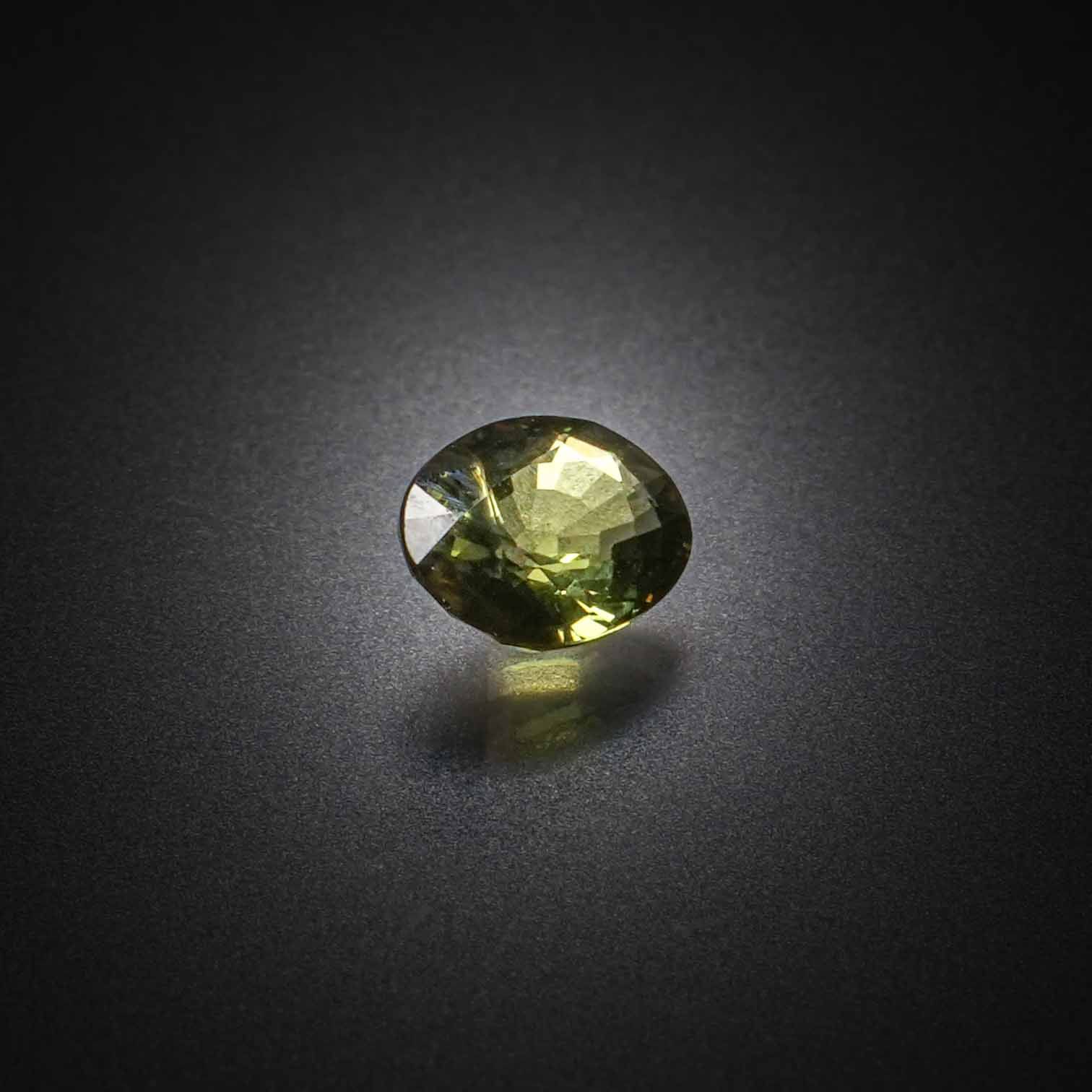 Citrine poire sur papier. - Lazuli