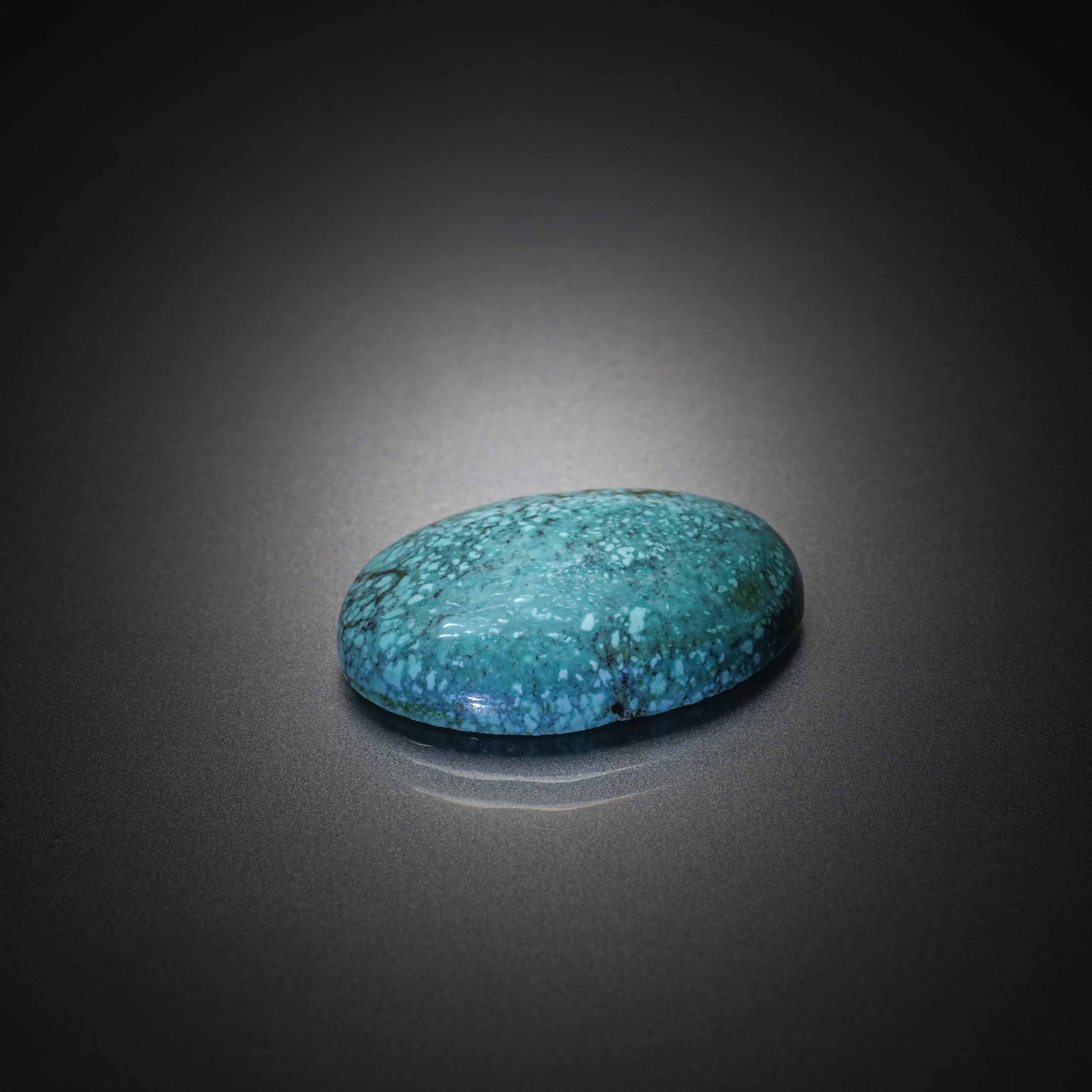 Turquoise ovale cabochon sur papier. - Lazuli
