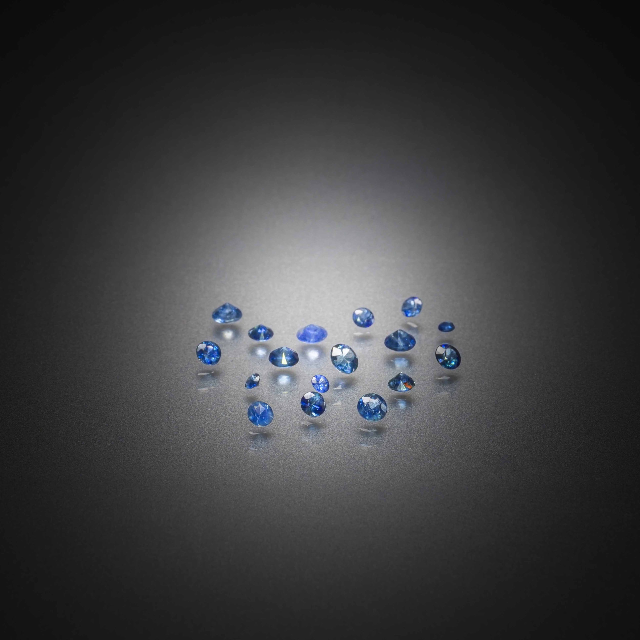 Fluorite bleue ovale sur papier. - Lazuli