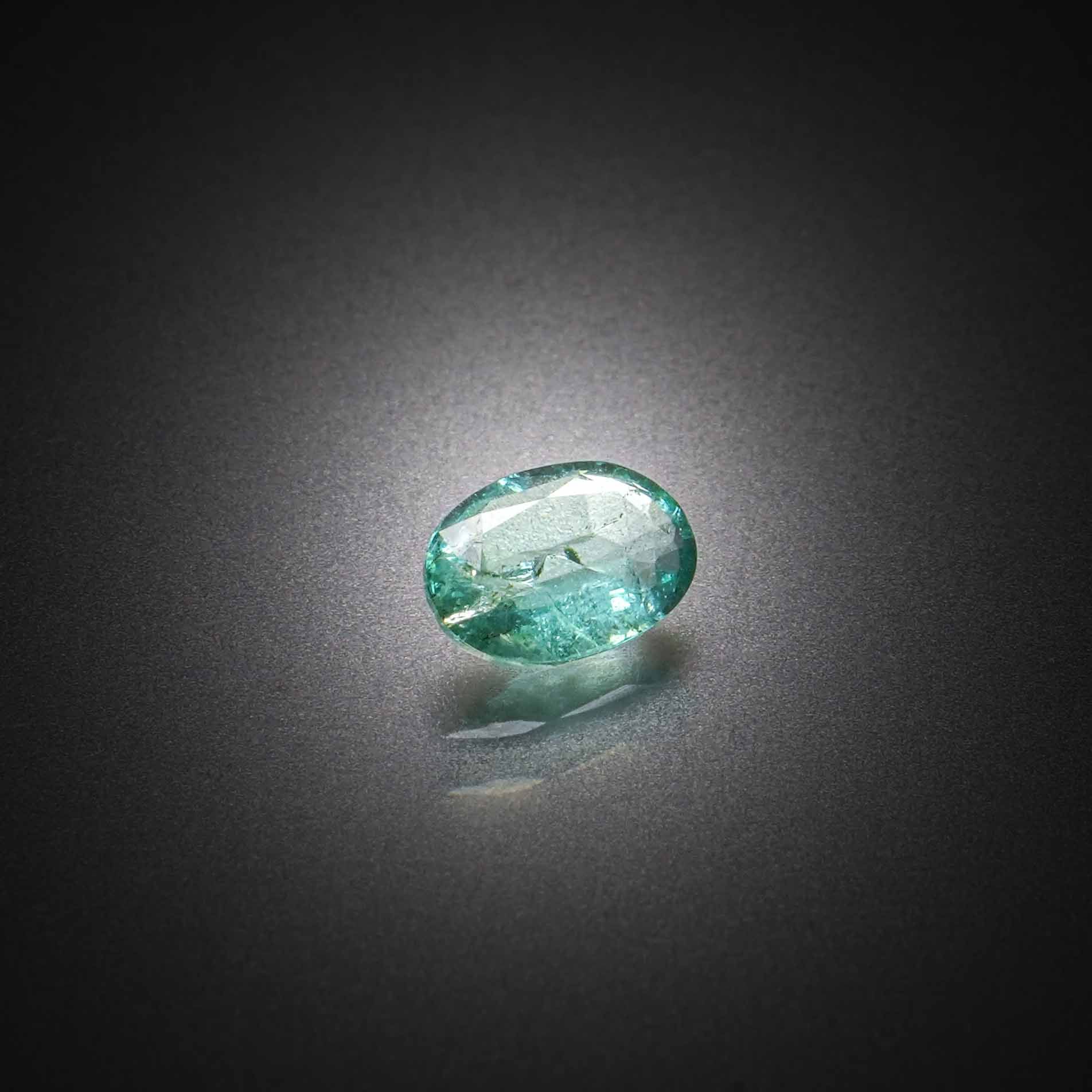 Fluorite multicolore rectangulaire à pans coupés sur papier. - Lazuli