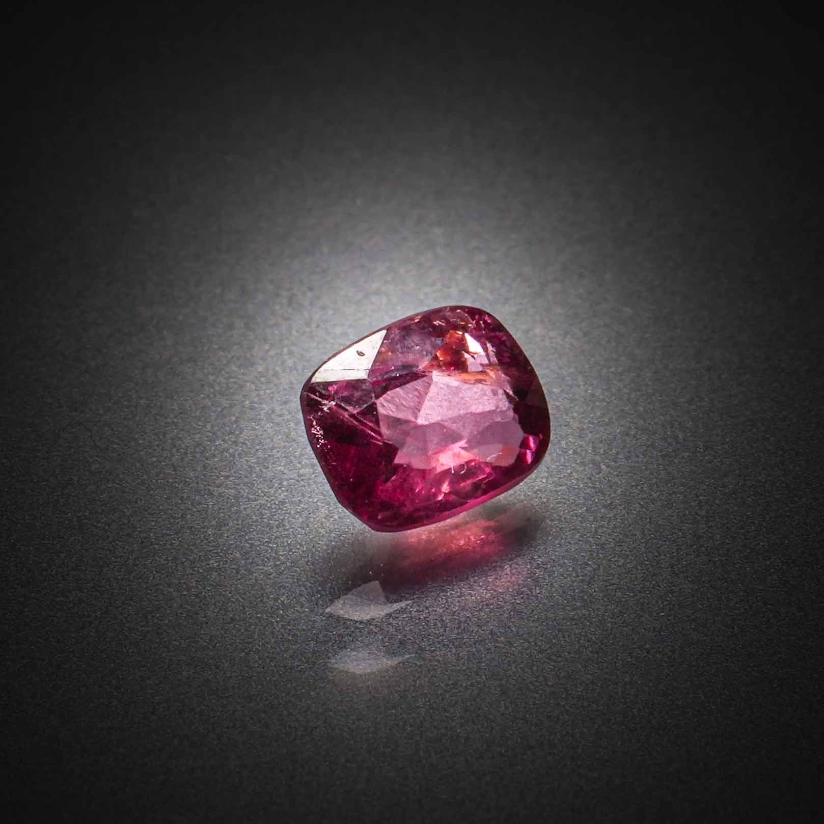 Topaze rose carrée à pans coupés sur papier. - Lazuli