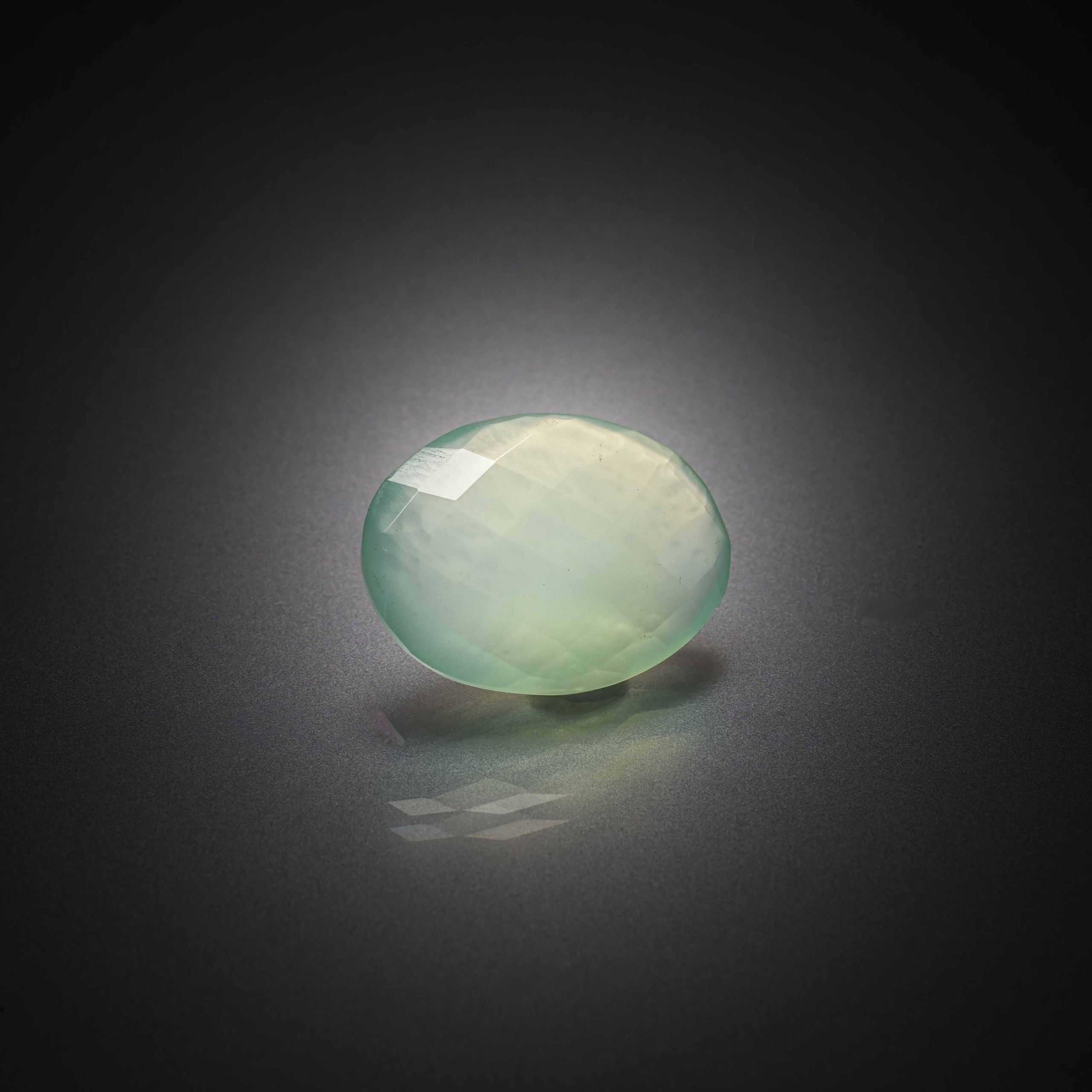 Quartz lemon cabochon quadrilobé sur papier. - Lazuli