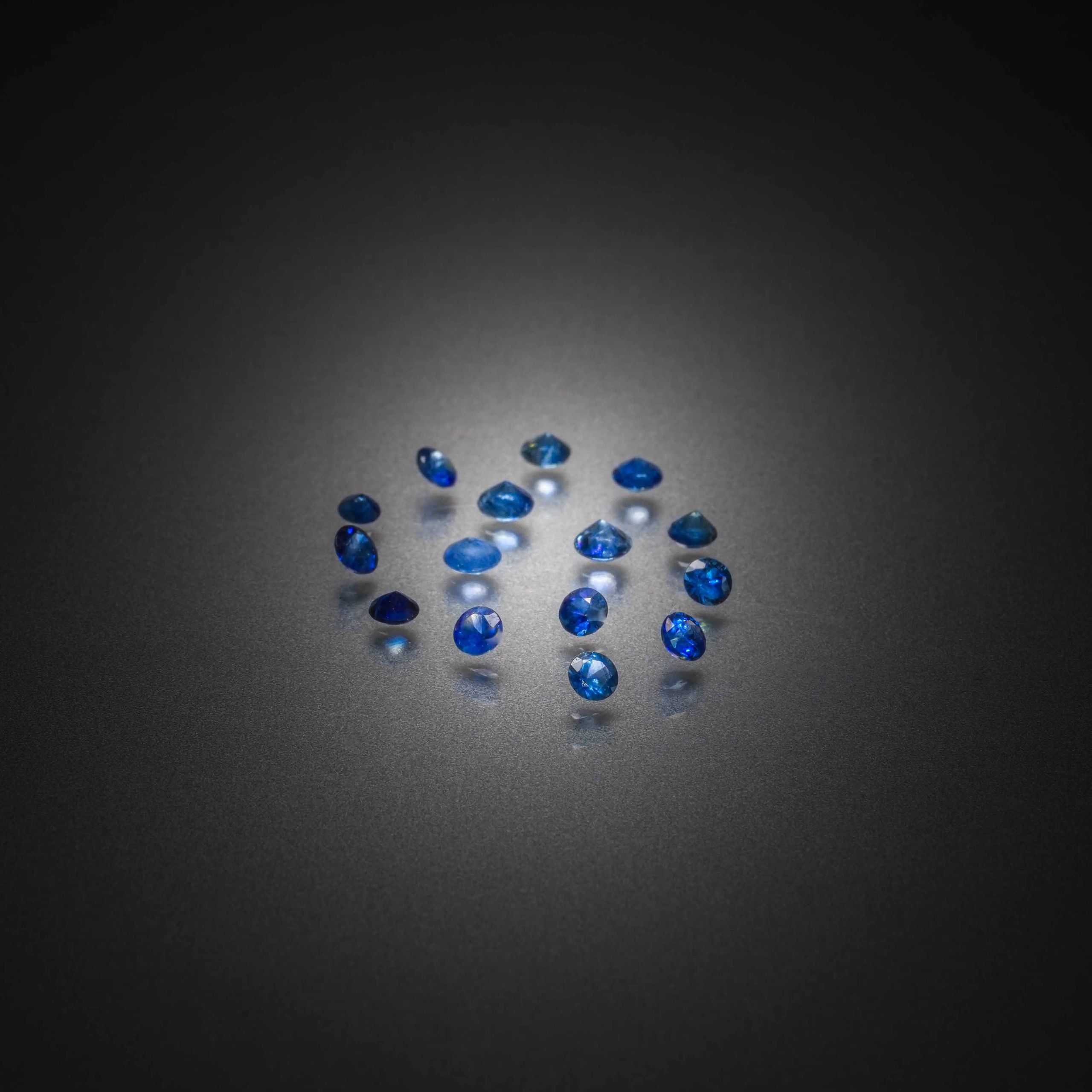 Lot de neuf saphirs sur papier. - Lazuli