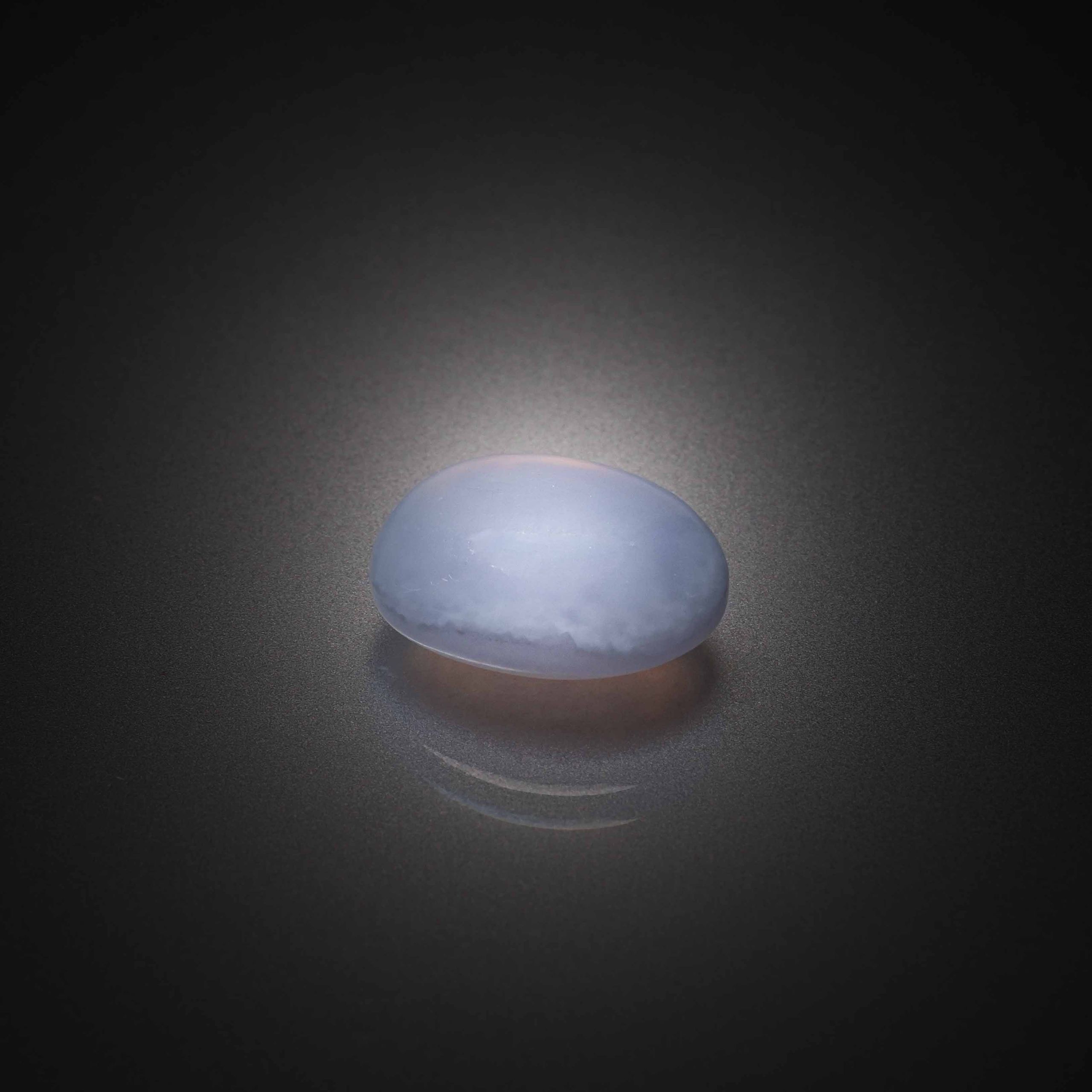 Quartz ovale cabochon sur papier. - Lazuli