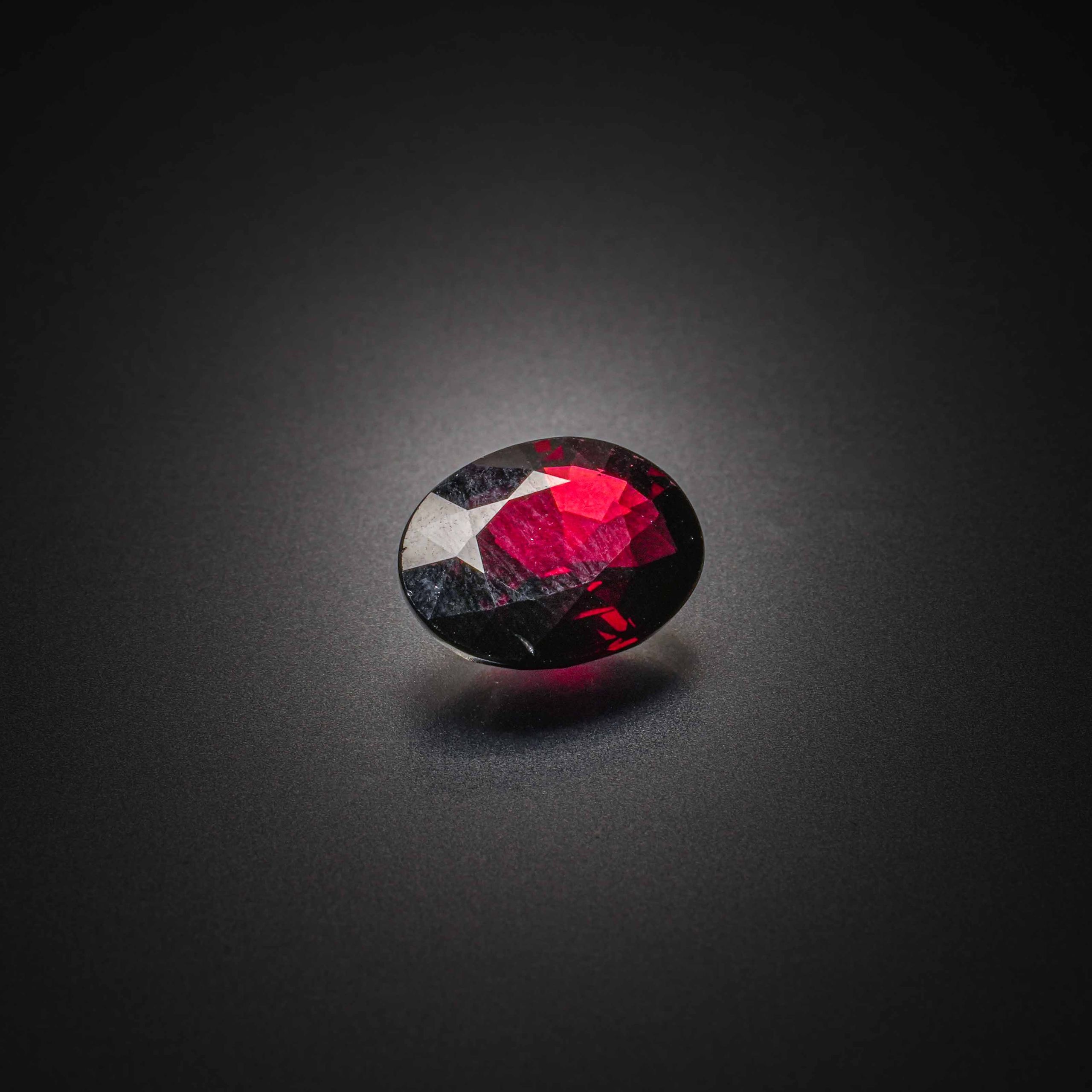 Quartz rose octogonale sur papier. - Lazuli