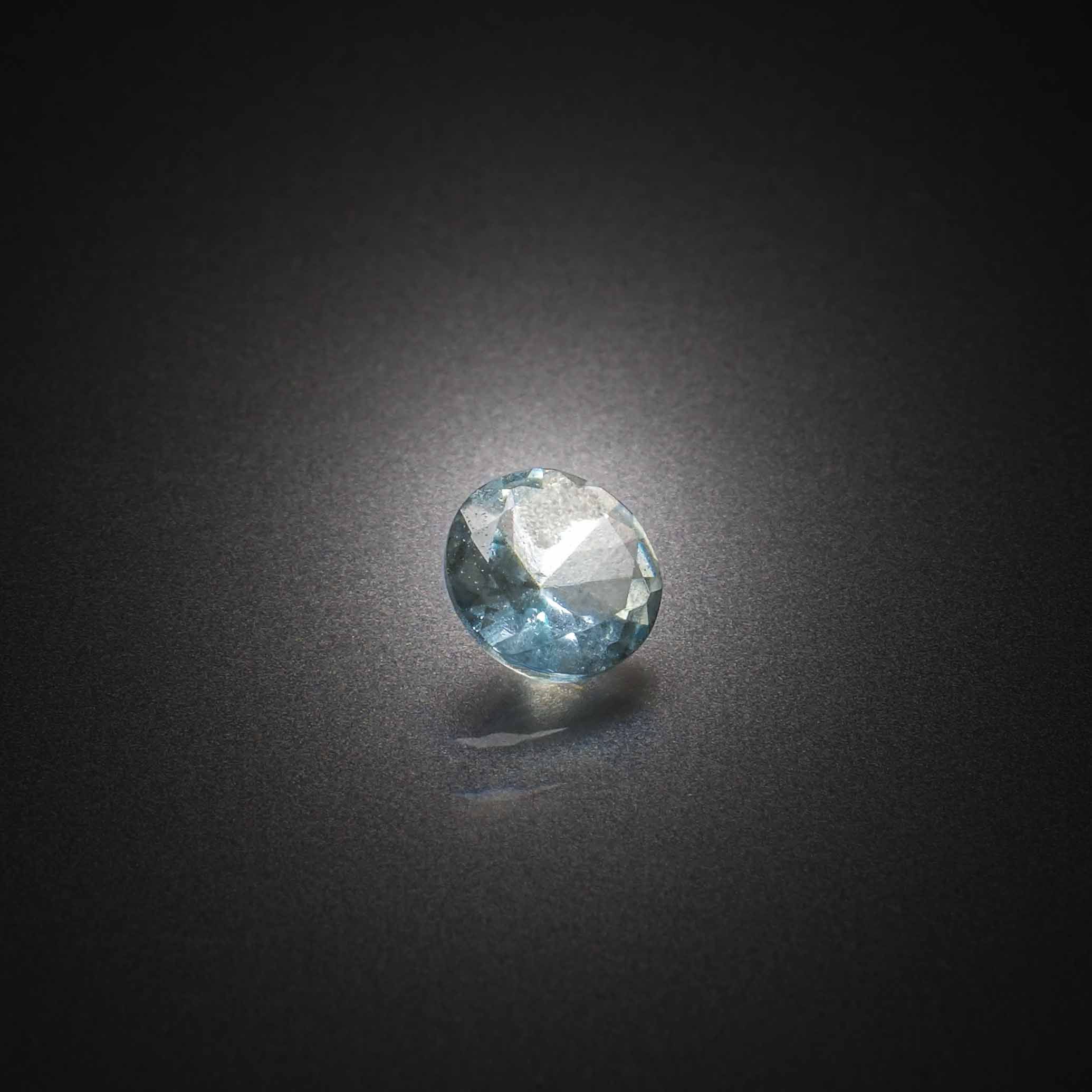 Opale noire ovale cabochon sur papier. - Lazuli
