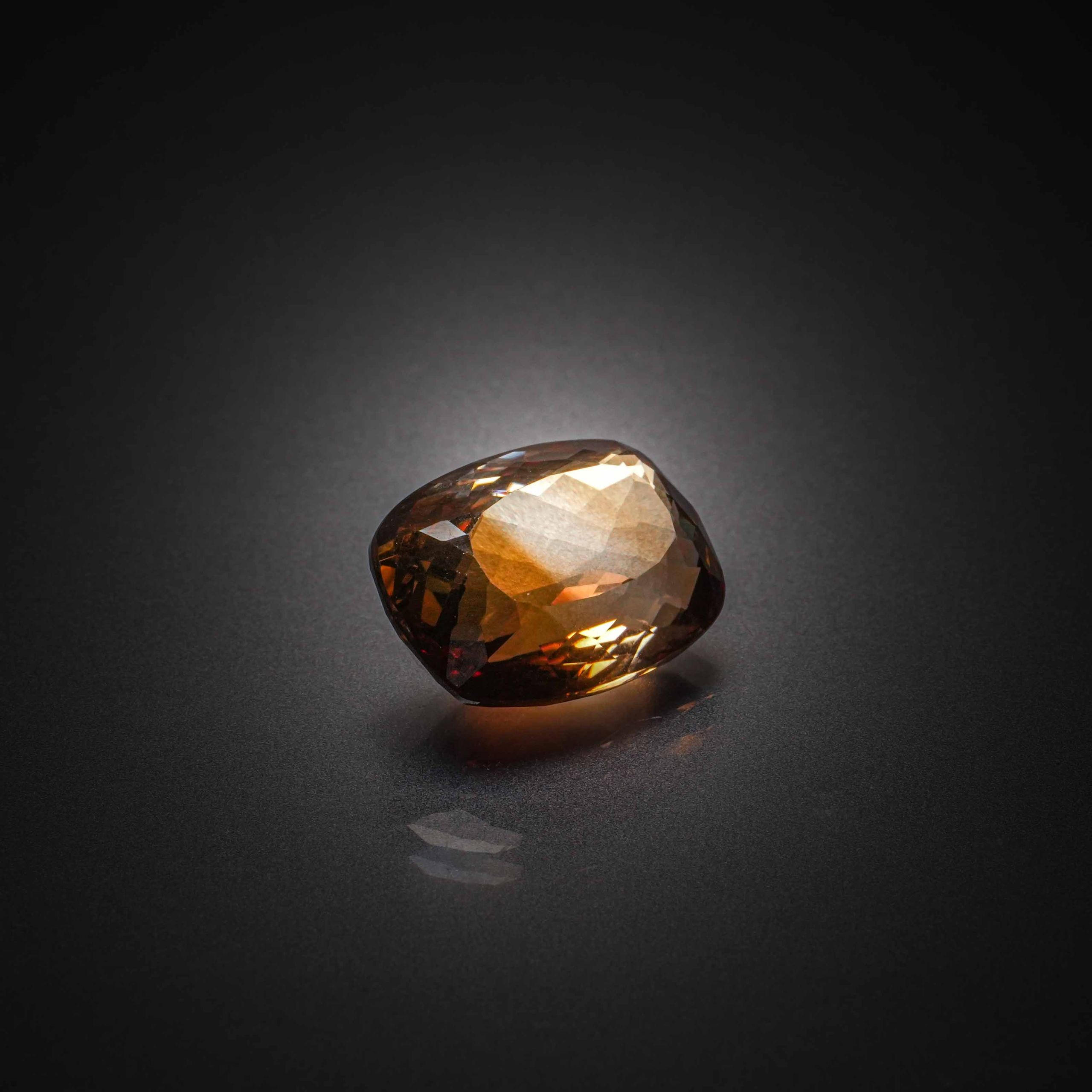 Quartz lemon cabochon quadrilobé sur papier. - Lazuli