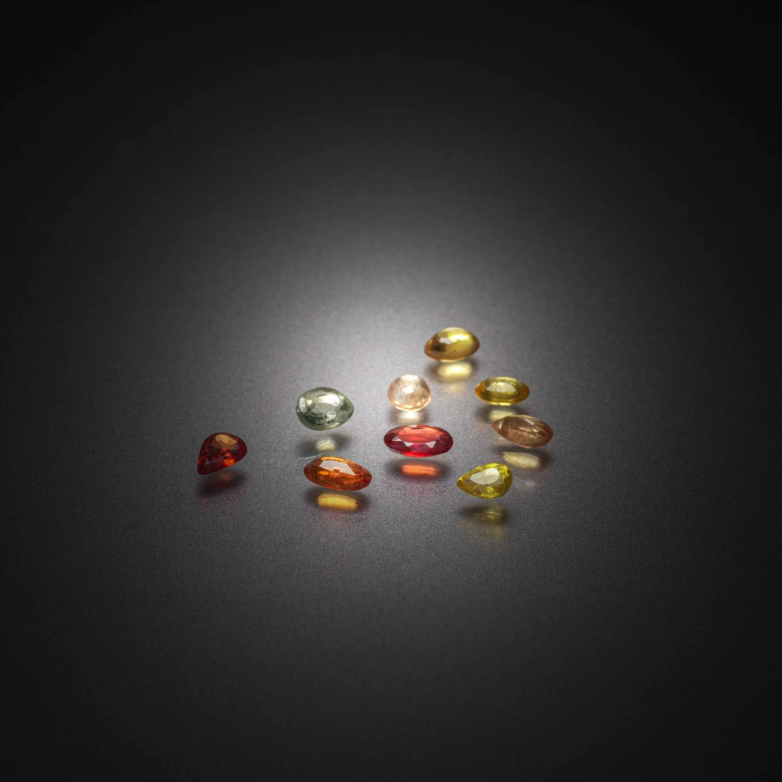 Appairage de tourmalines jaunes poires sur papier. - Lazuli