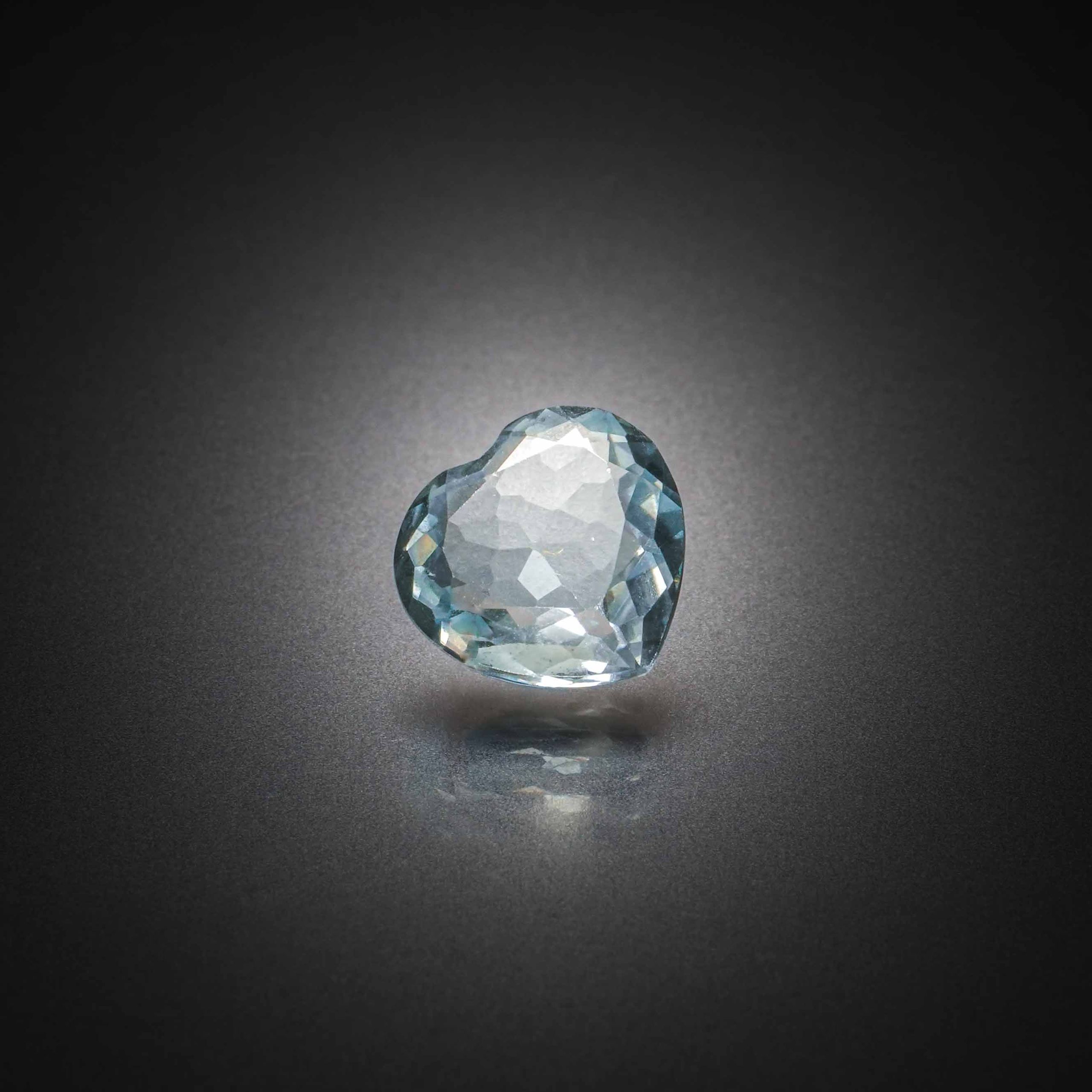 Quartz lemon cabochon quadrilobé sur papier. - Lazuli