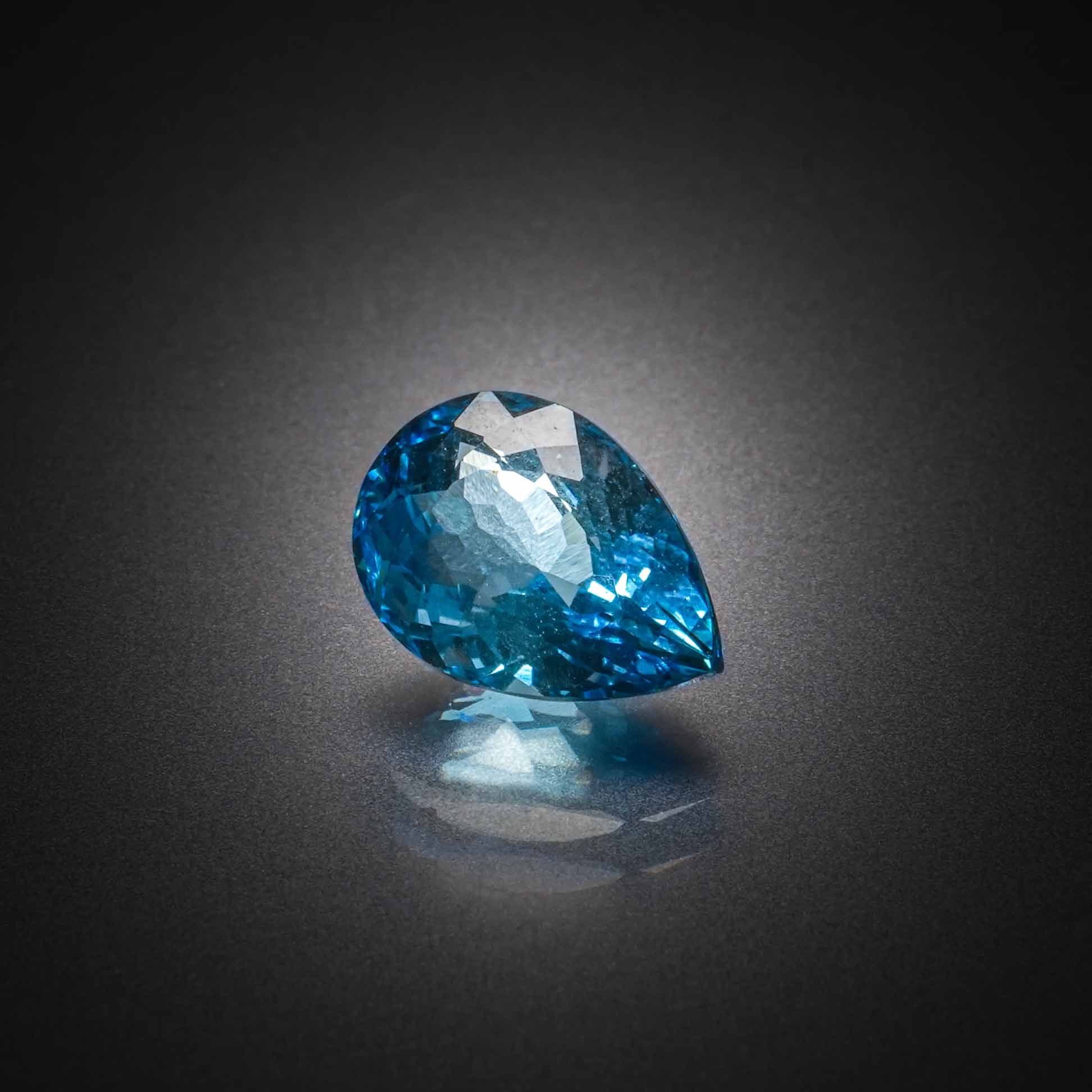 Topaze bleue (Swiss Blue) poire sur papier. - Lazuli