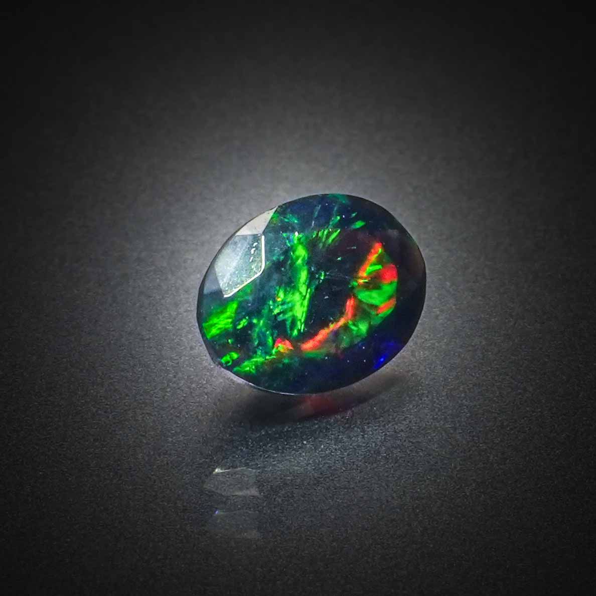 Opale noire ovale sur papier. - Lazuli