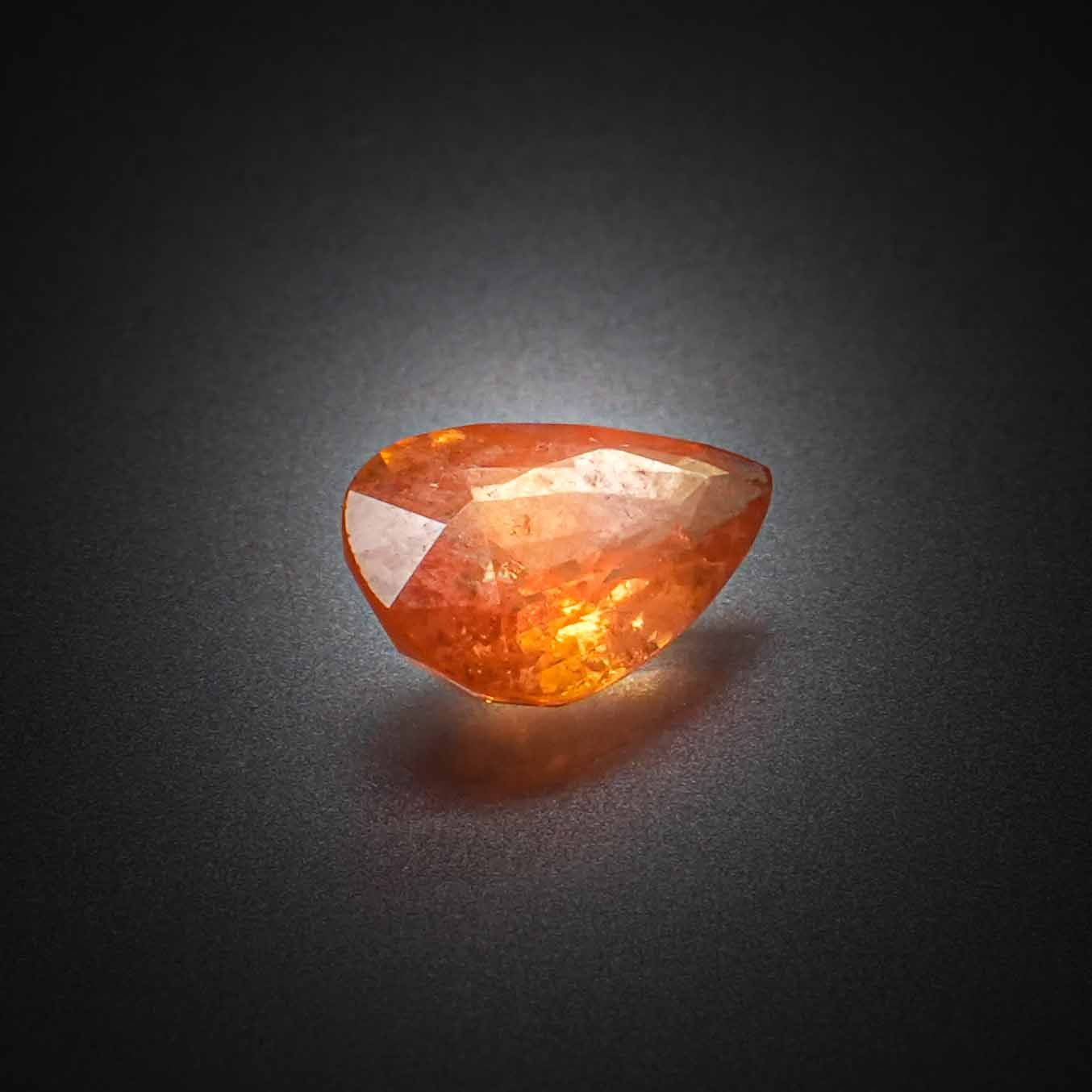 Saphir orange poire sur papier. - Lazuli