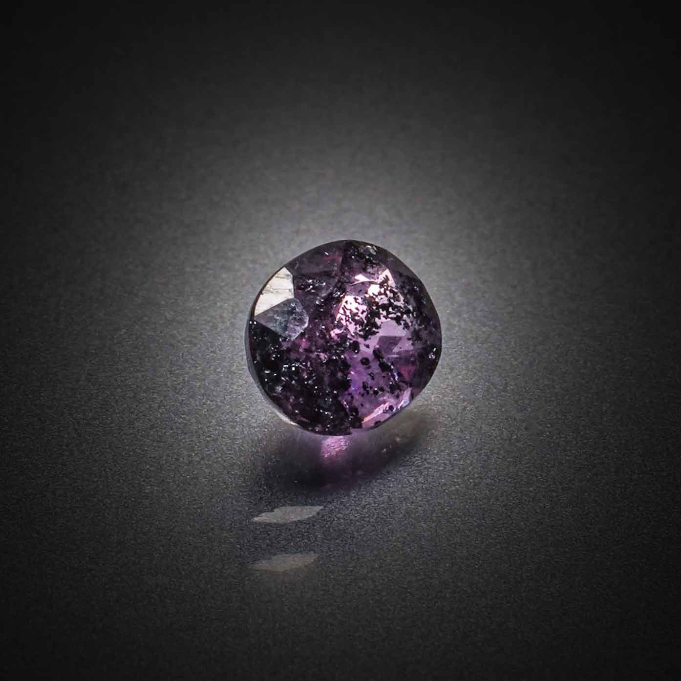 Opale rose ovale cabochon sur papier. - Lazuli