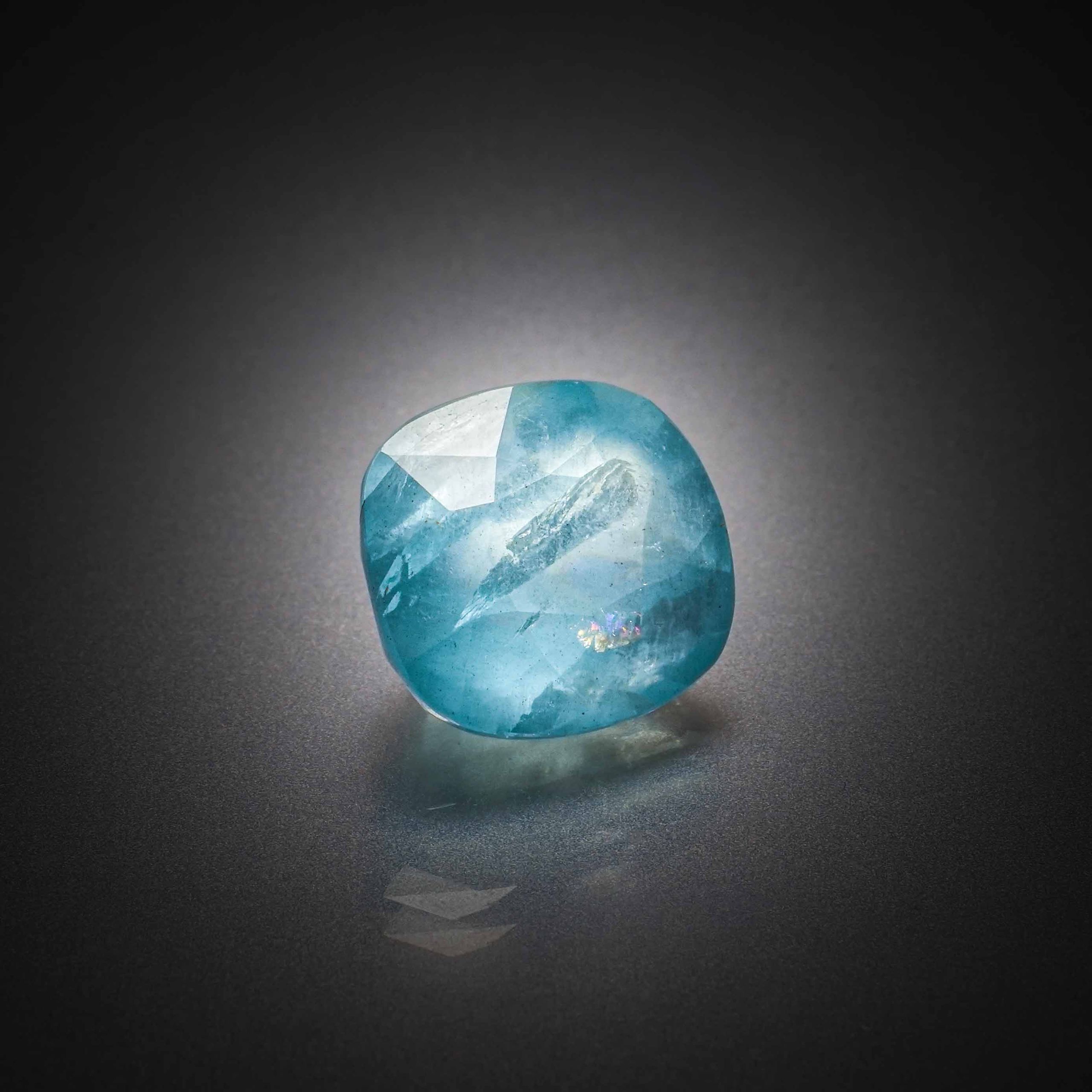 Saphir ovale sur papier. - Lazuli