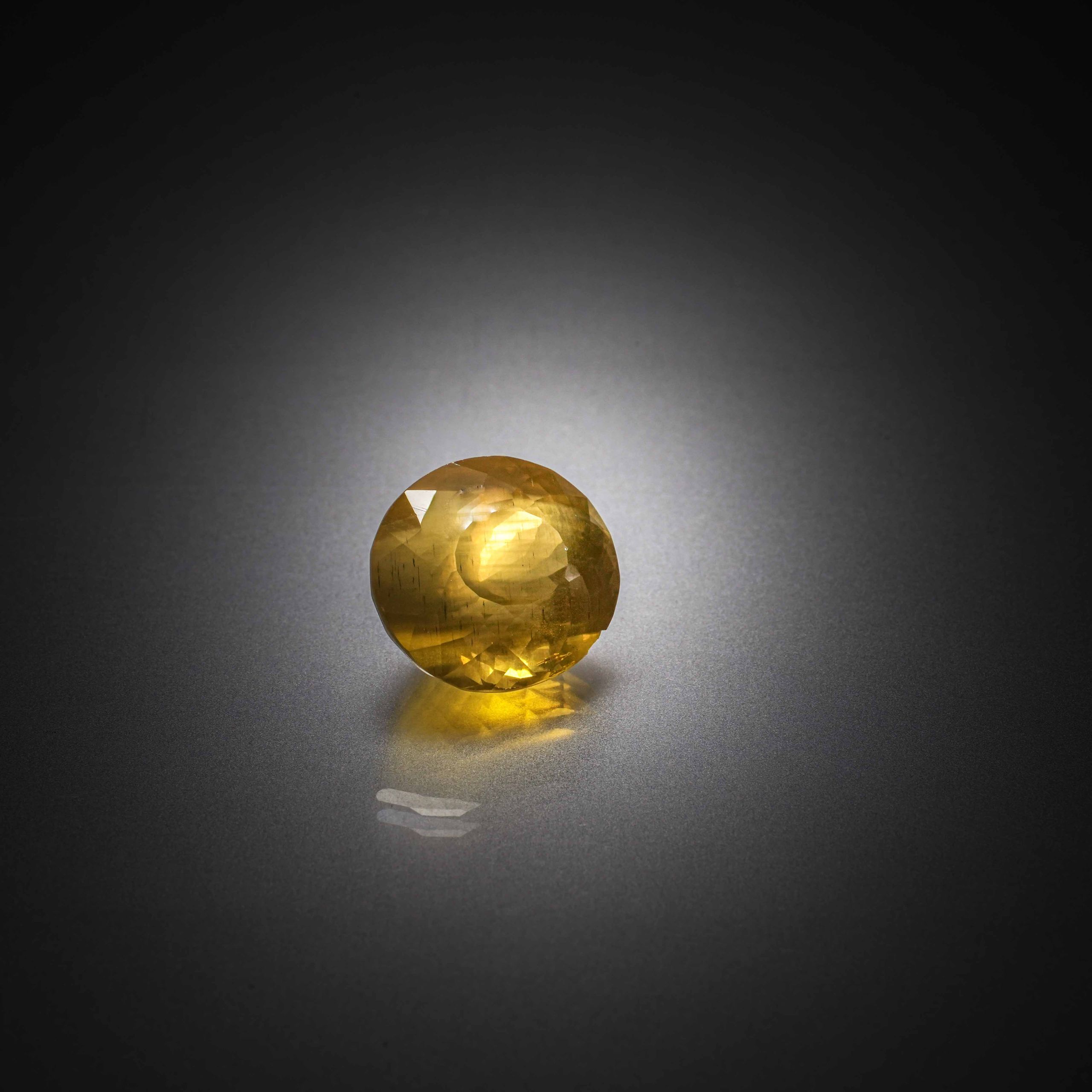 Morceau de quartz rutilé sur papier. - Lazuli