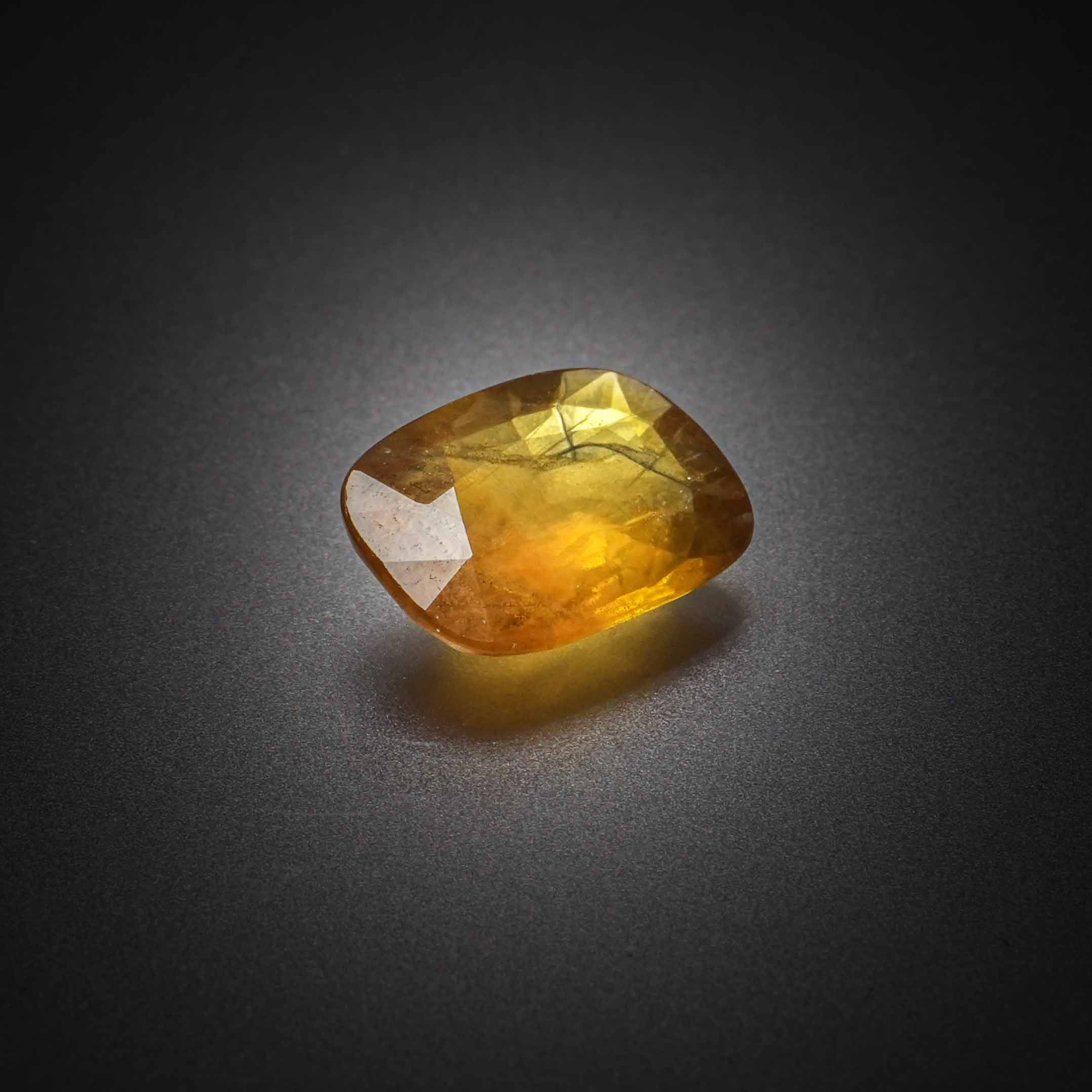 Rubis ovale sur papier. - Lazuli