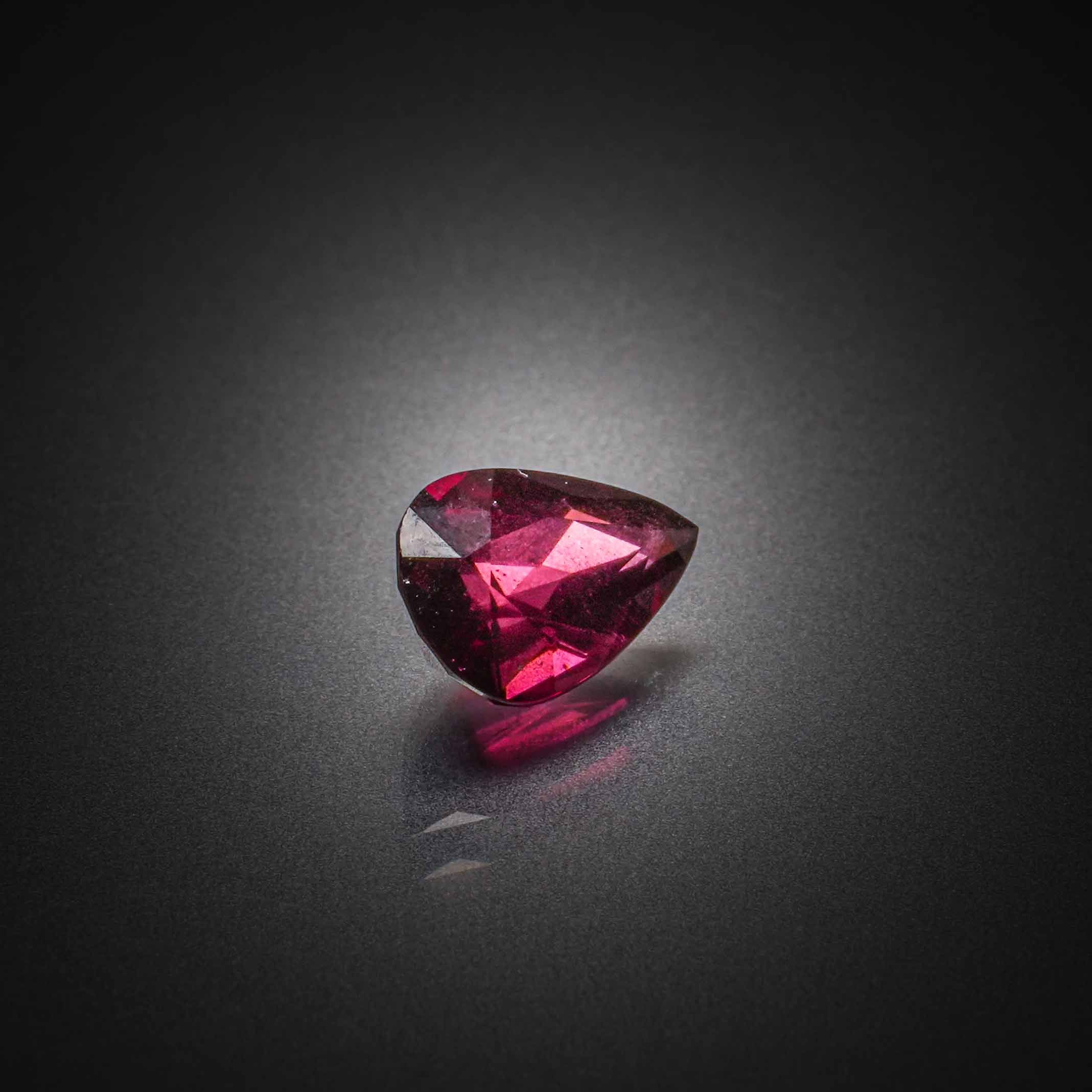 Calcédoine rose poire sur papier. - Lazuli