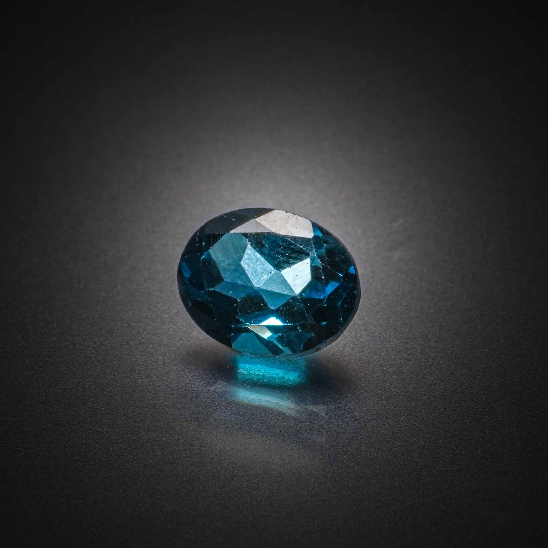 Appairage d&rsquo;émeraudes ovales sur papier. - Lazuli