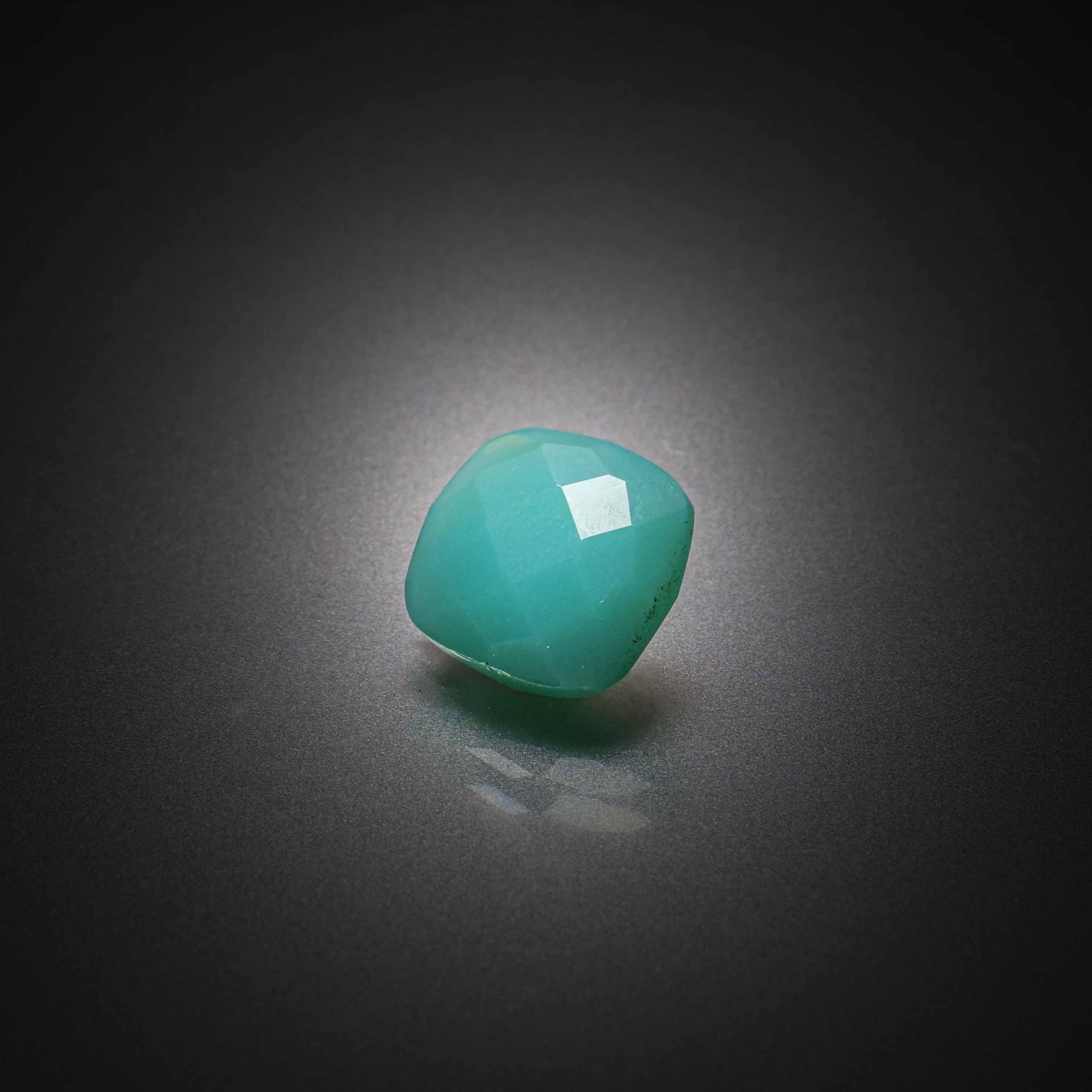 Turquoise poire cabochon sur papier. - Lazuli