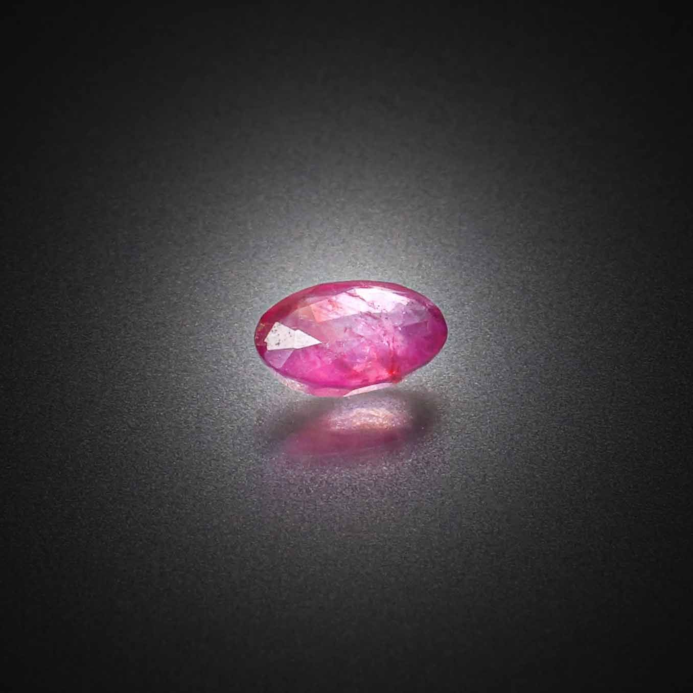 Spinelle rose coussin sur papier. - Lazuli