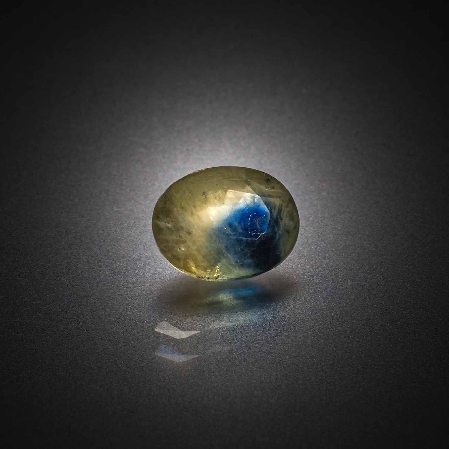 Emeraude ovale sur papier. - Lazuli