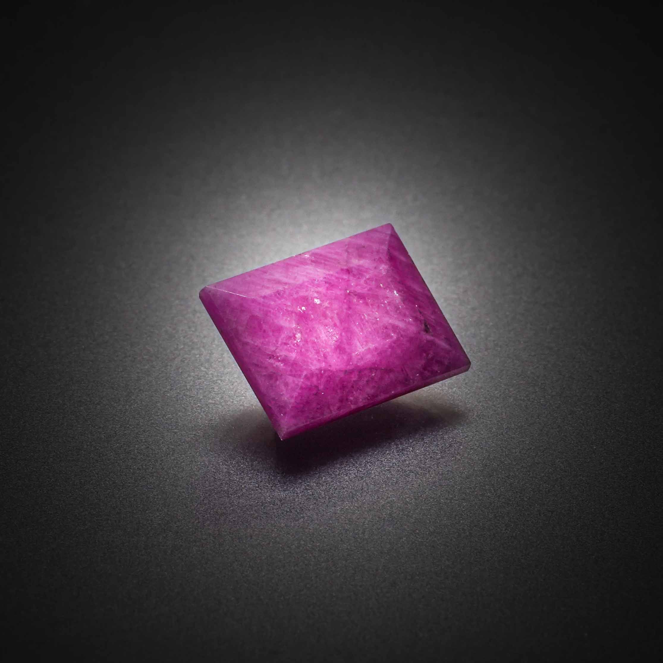 Appairage de tourmalines roses poires cabochons sur papier. - Lazuli