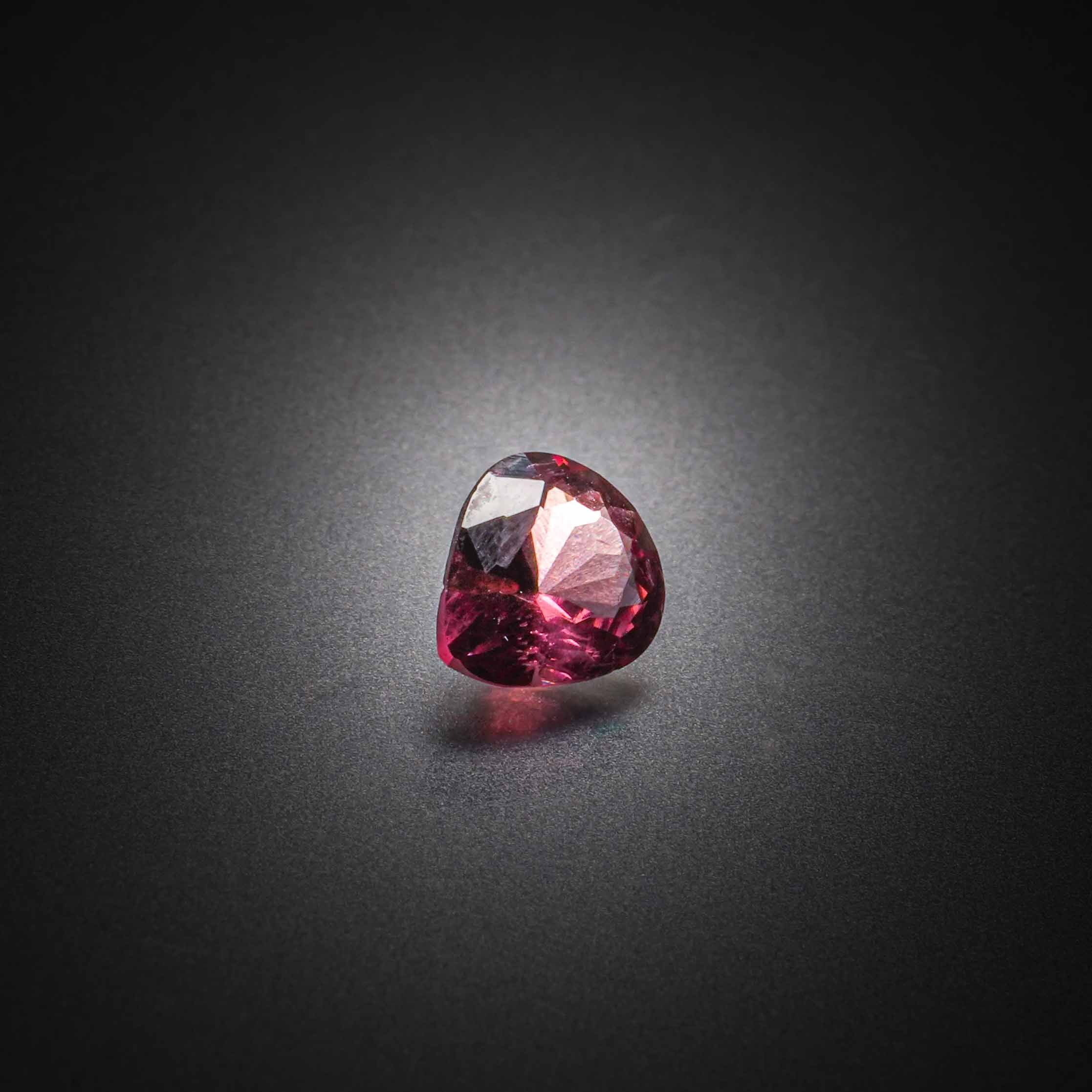 Lot de trois tourmalines poires cabochons sur papier. - Lazuli