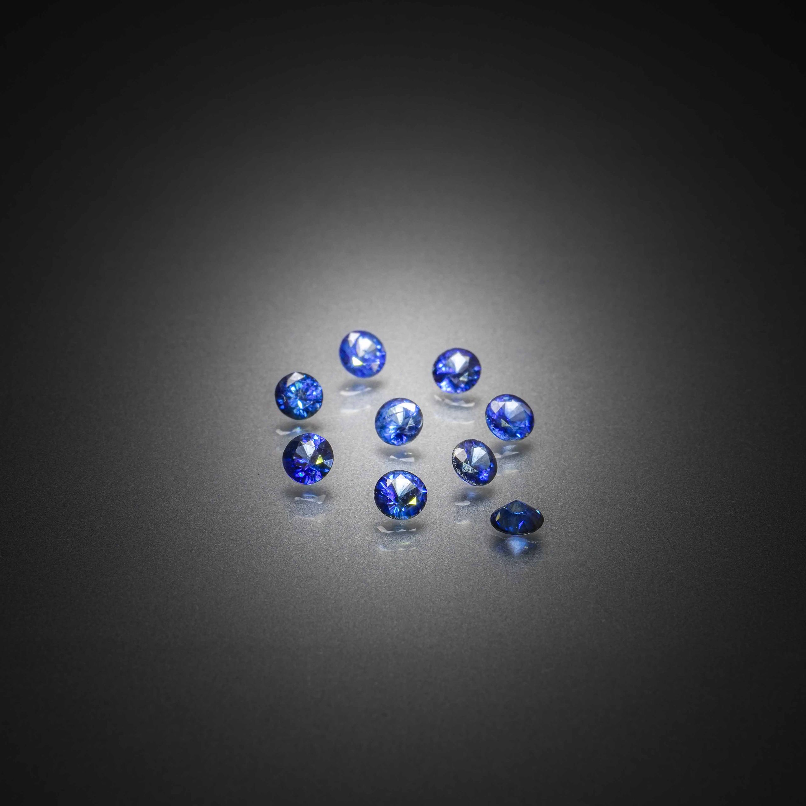 Topaze bleue coeur sur papier. - Lazuli