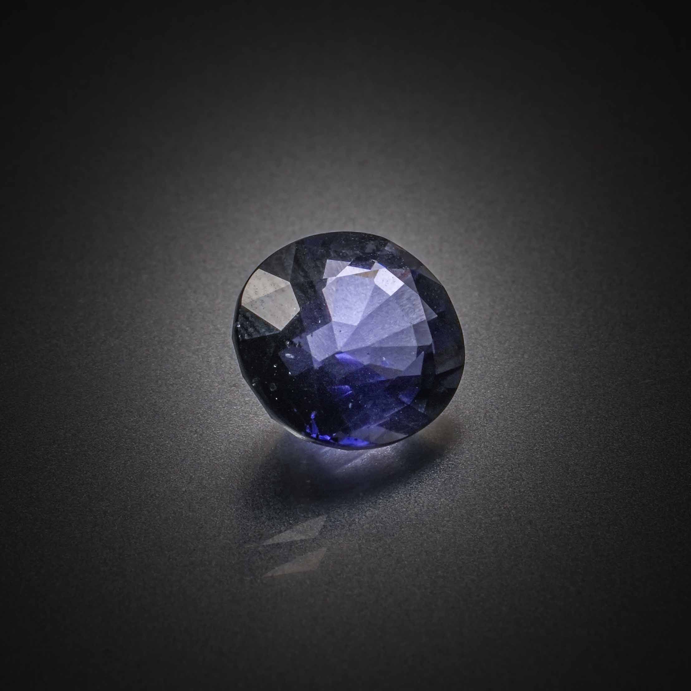 Fluorite bleue ovale sur papier. - Lazuli