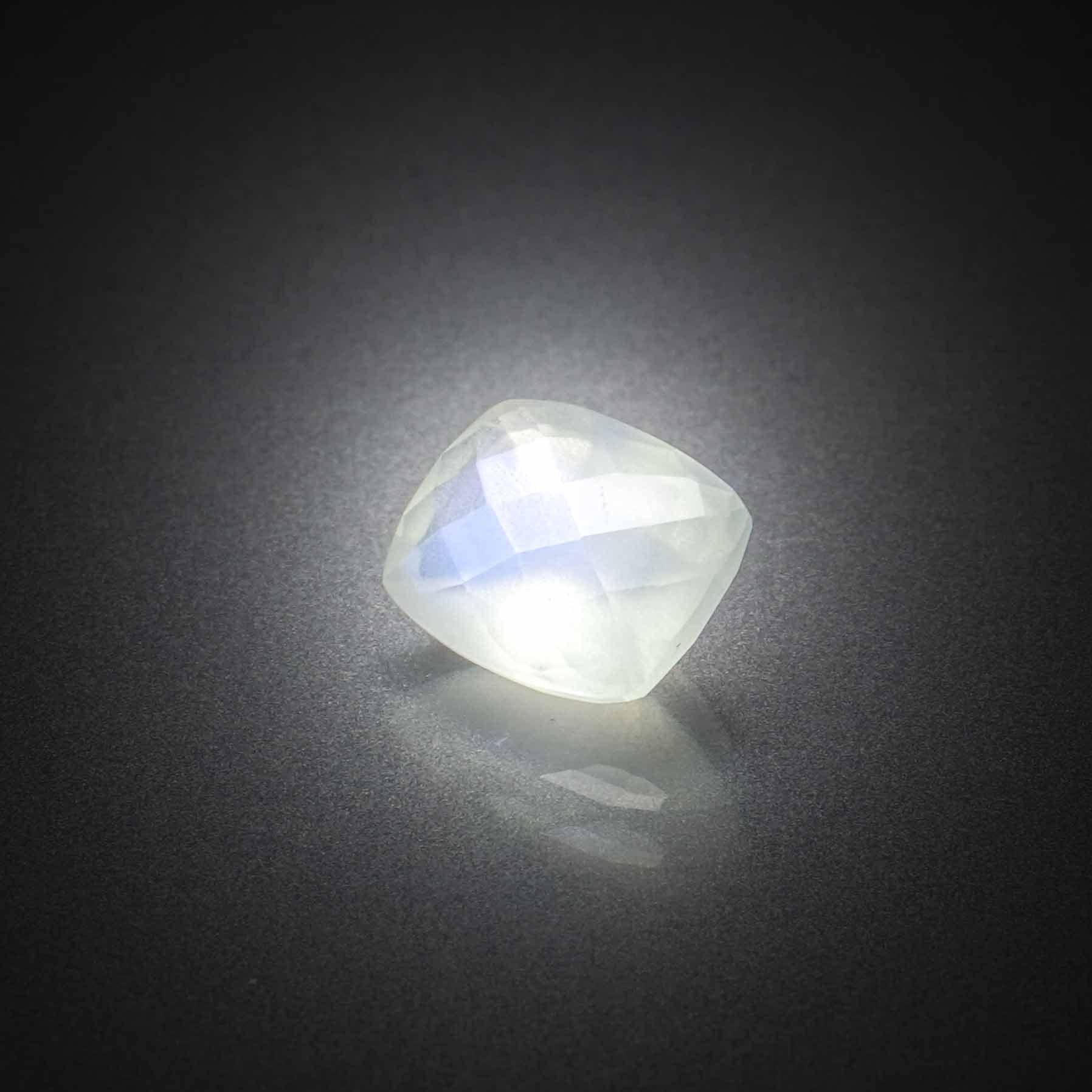 Opale noire ovale cabochon sur papier. - Lazuli