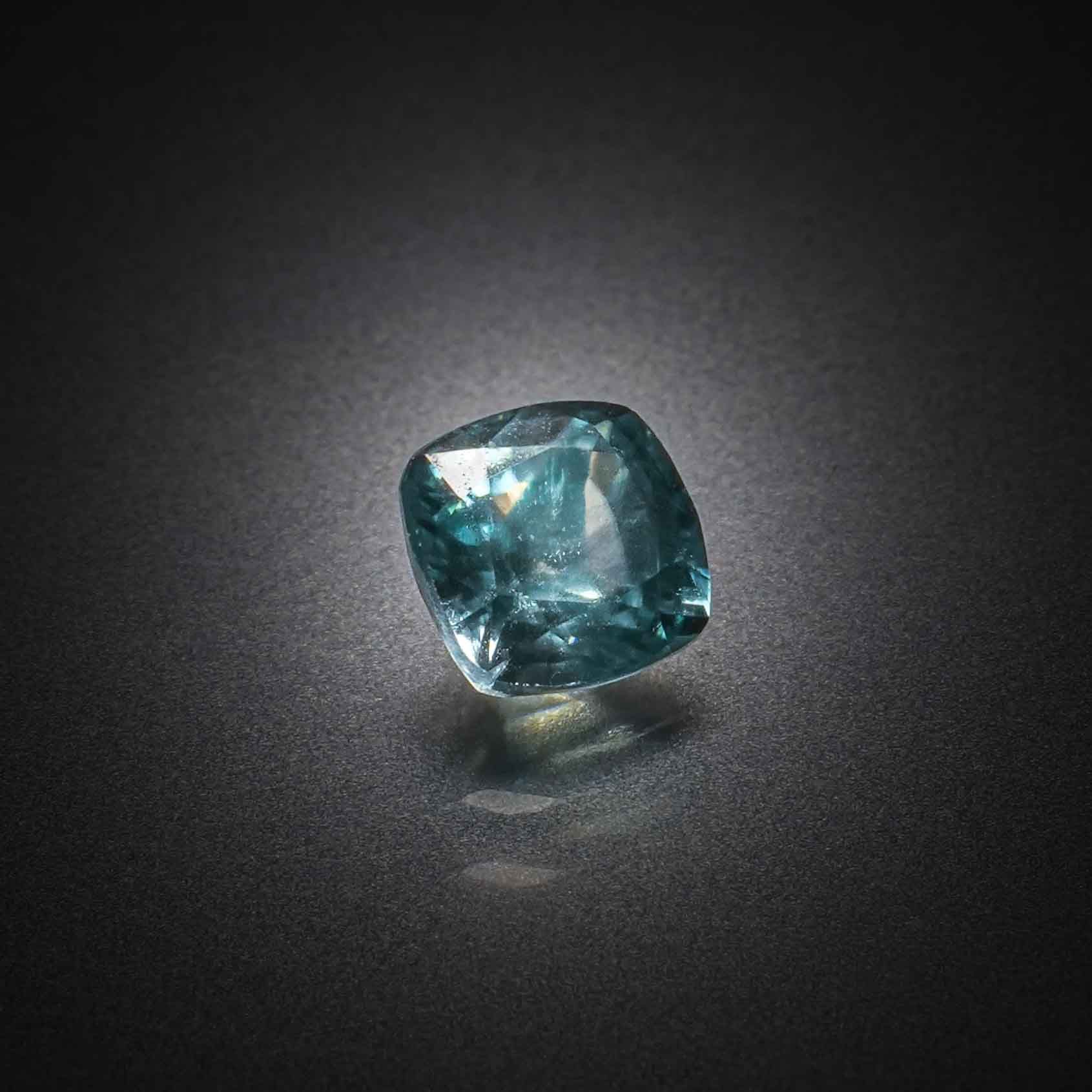 Péridot ovale sur papier. - Lazuli