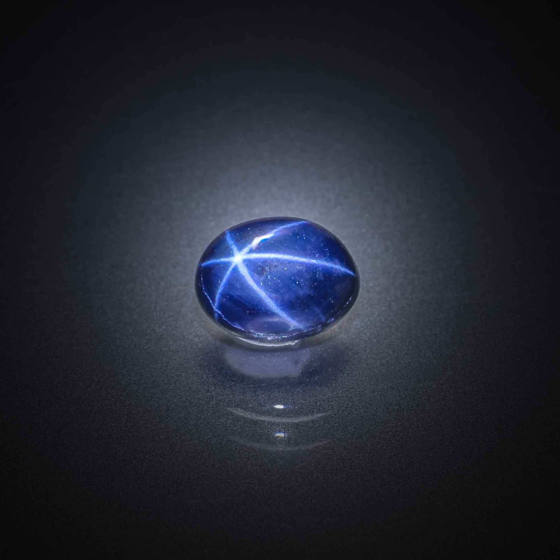 Saphir étoilé ovale cabochon sur papier. - Lazuli