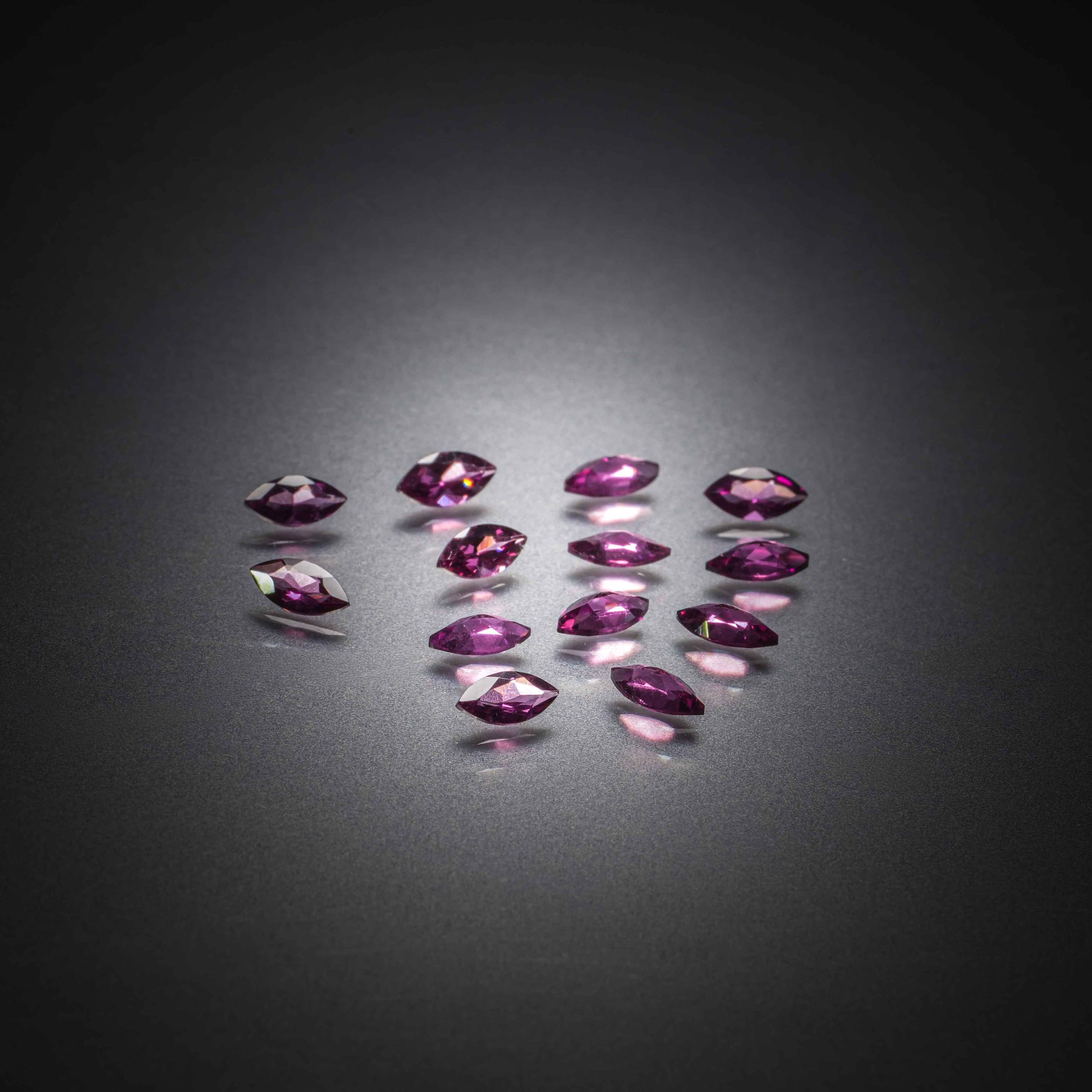 Lot de grenats rhodolites marquises sur papier. - Lazuli