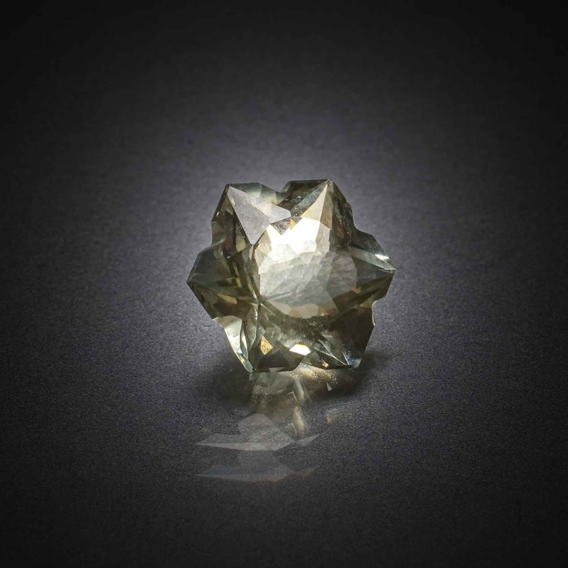 Labradorite ovale sur papier. - Lazuli