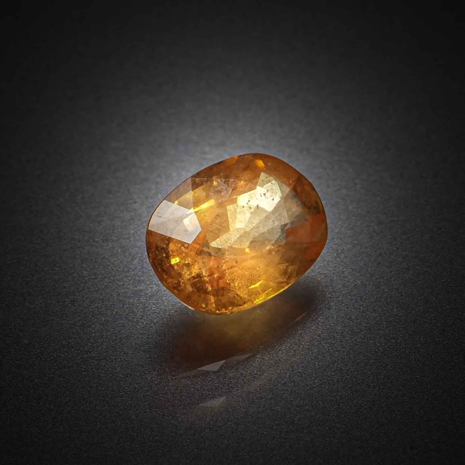 Tourmaline jaune coussin sur papier. - Lazuli