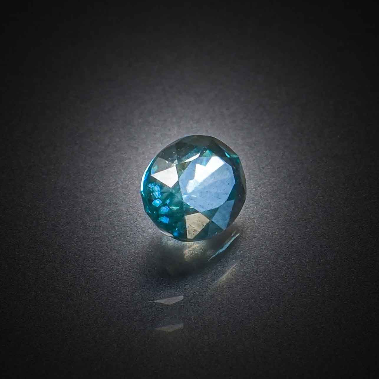Saphir jaune ovale sur papier. - Lazuli
