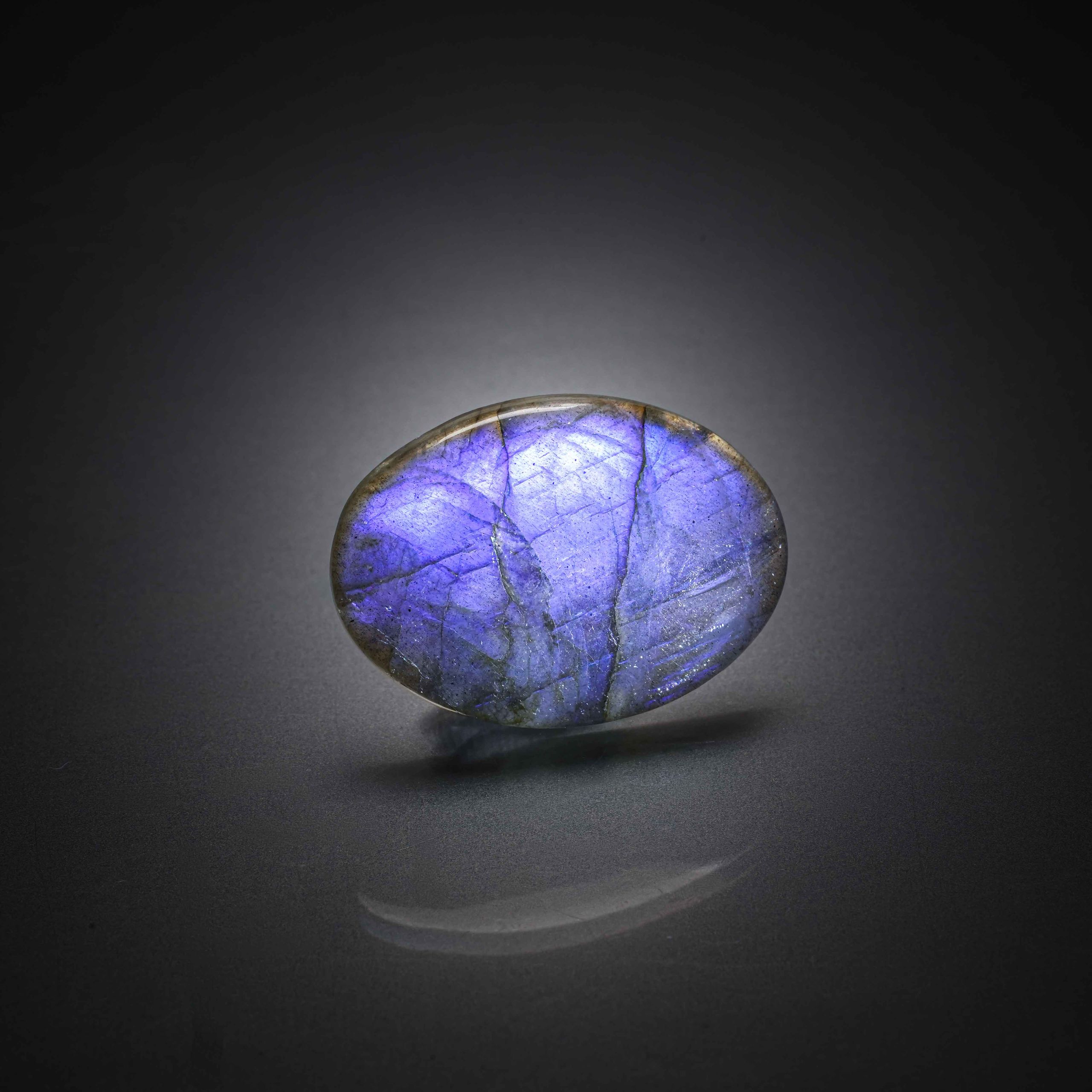 Labradorite ovale sur papier. - Lazuli