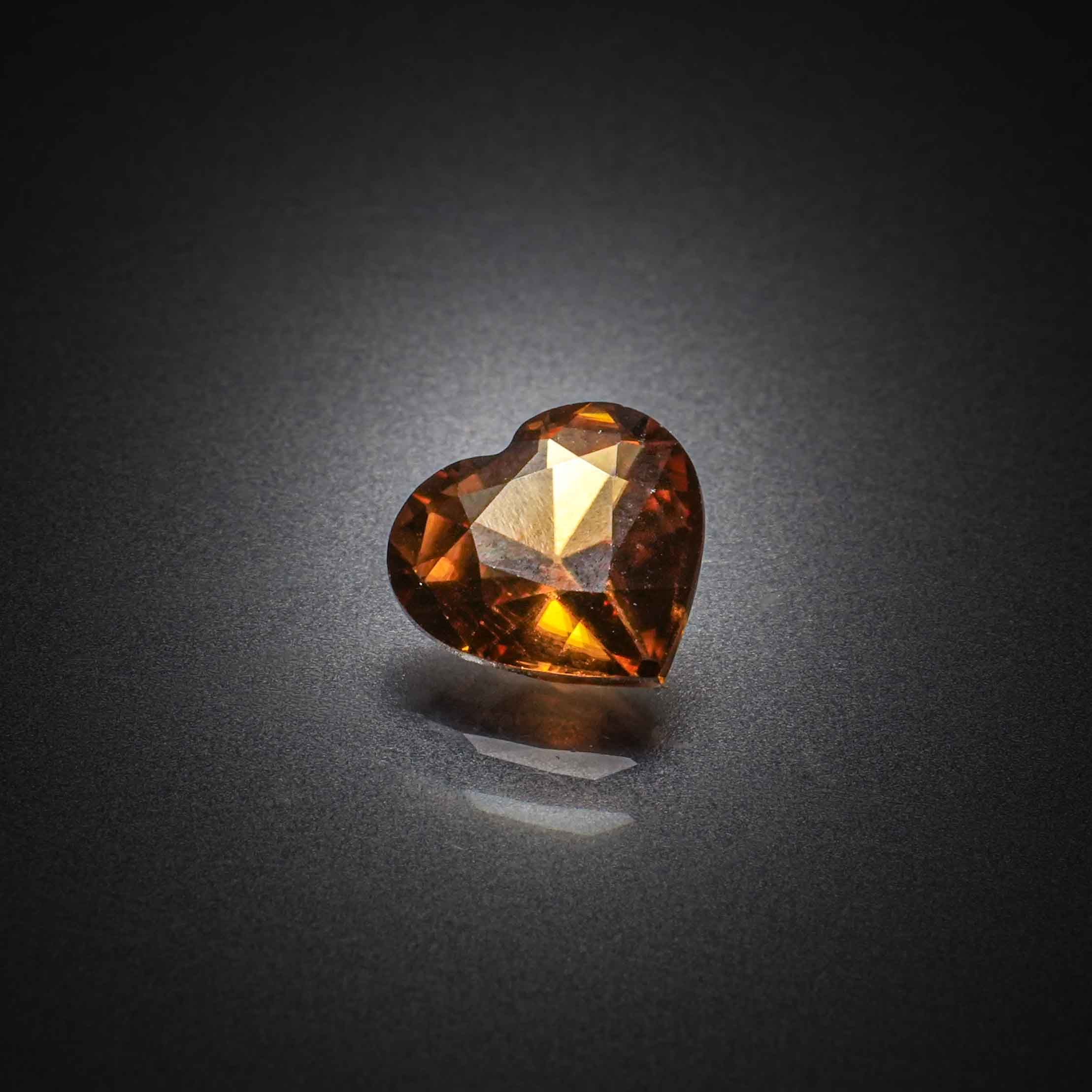 Apatite jaune coussin sur papier. - Lazuli