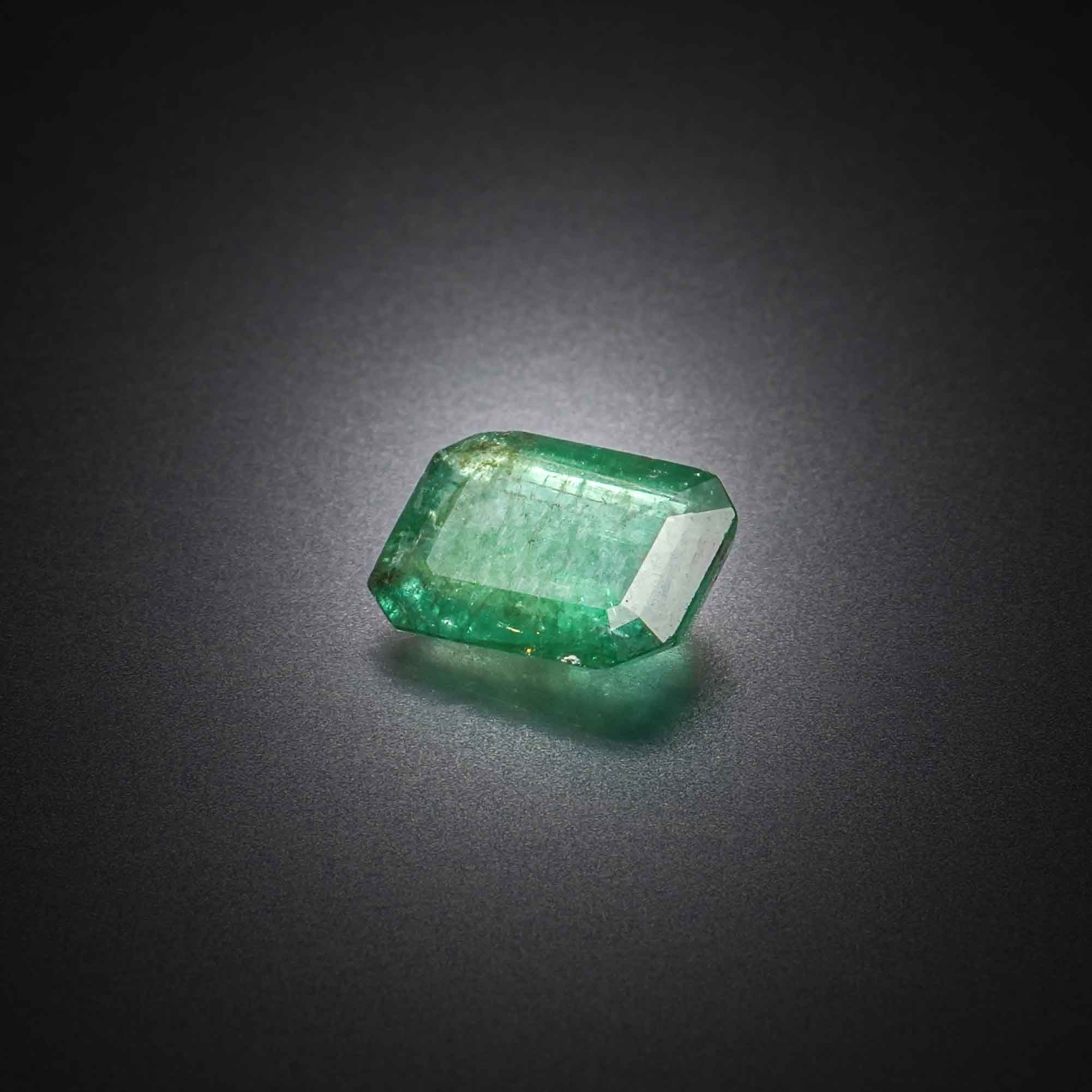 Péridot rectangulaire à pans coupés sur papier. - Lazuli
