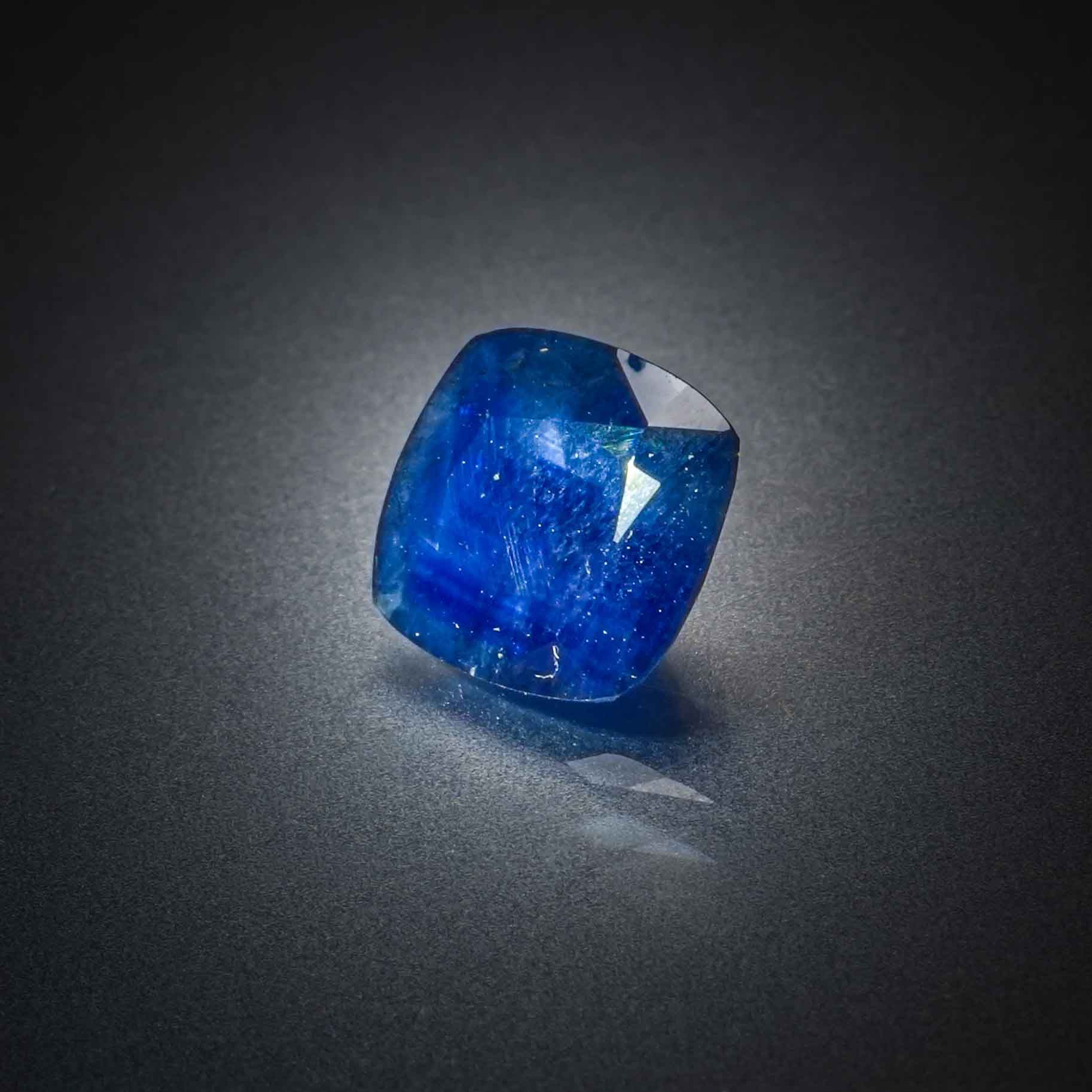 Amétrine facettée sur papier. - Lazuli