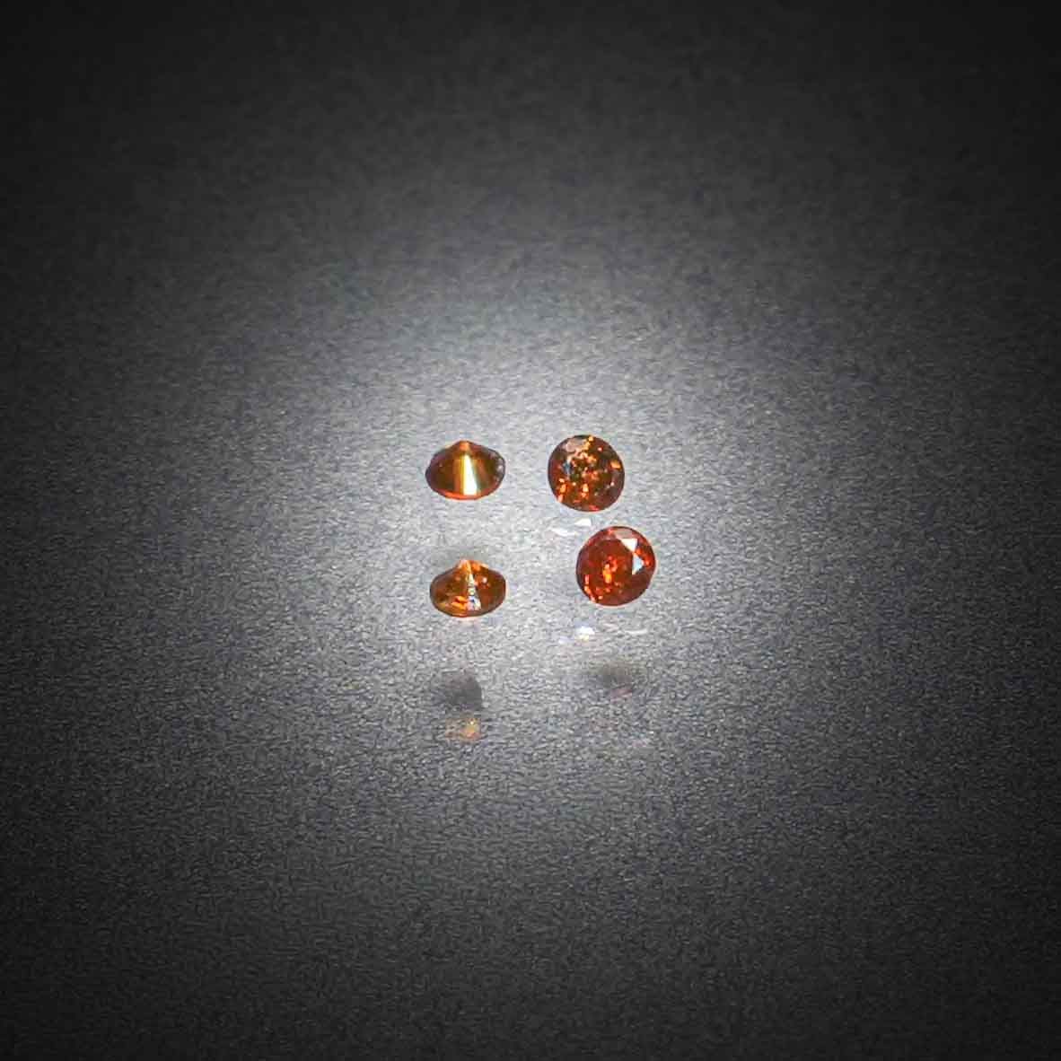 Lot de quatre diamants caramels ronds sur papier. - Lazuli