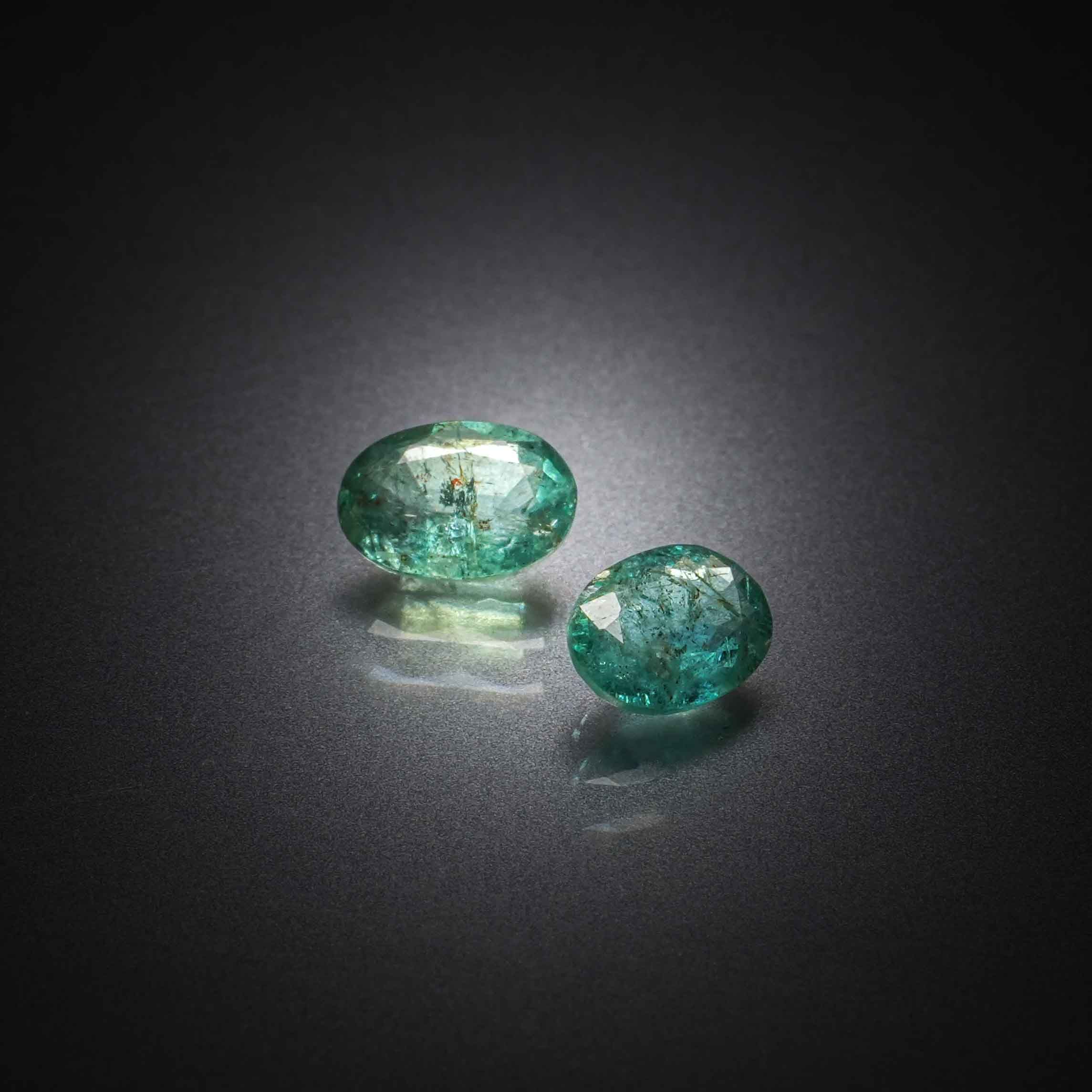 Lot de trois diamants baguettes sur papier. - Lazuli