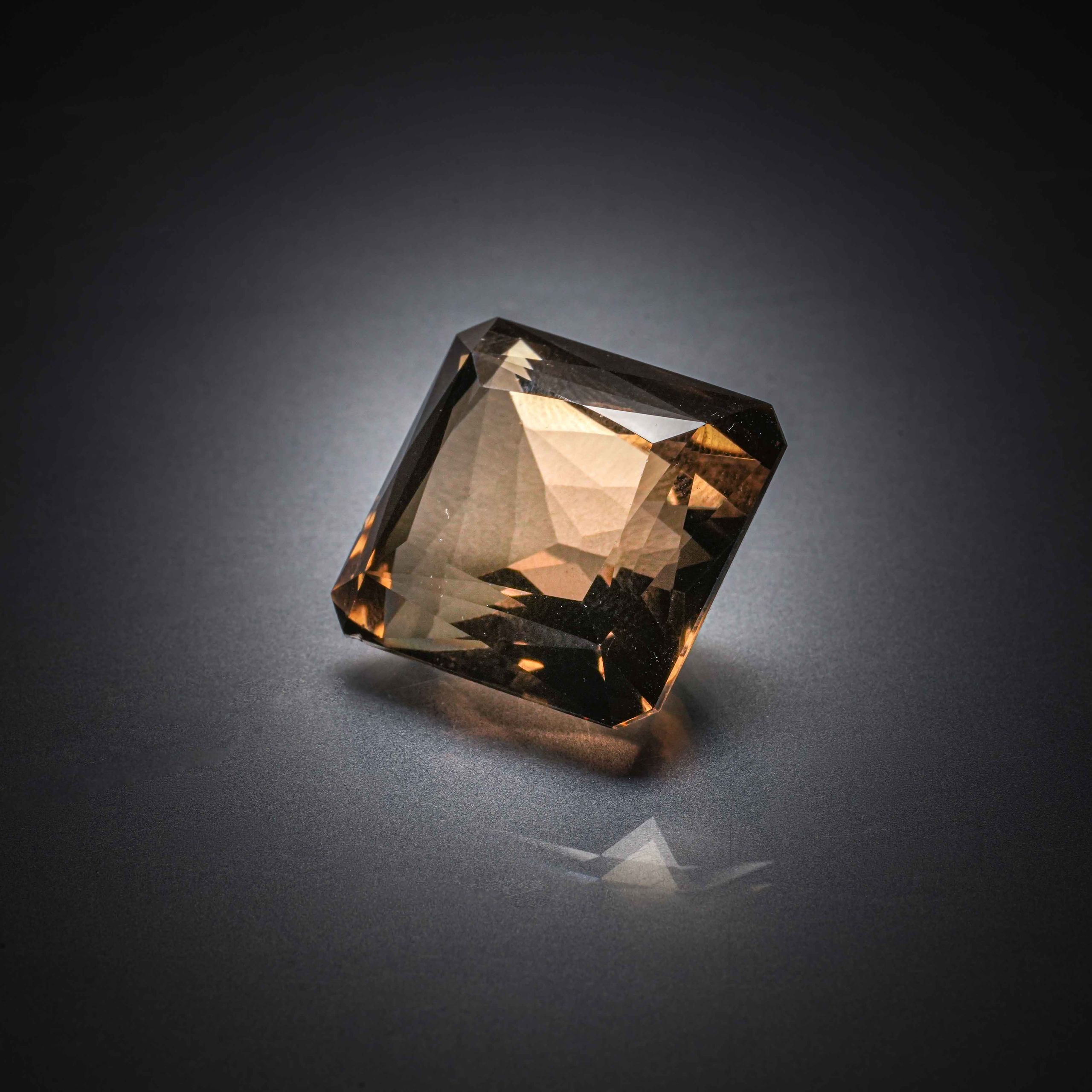 Quartz fumé rectangulaire à pans coupés sur papier. - Lazuli