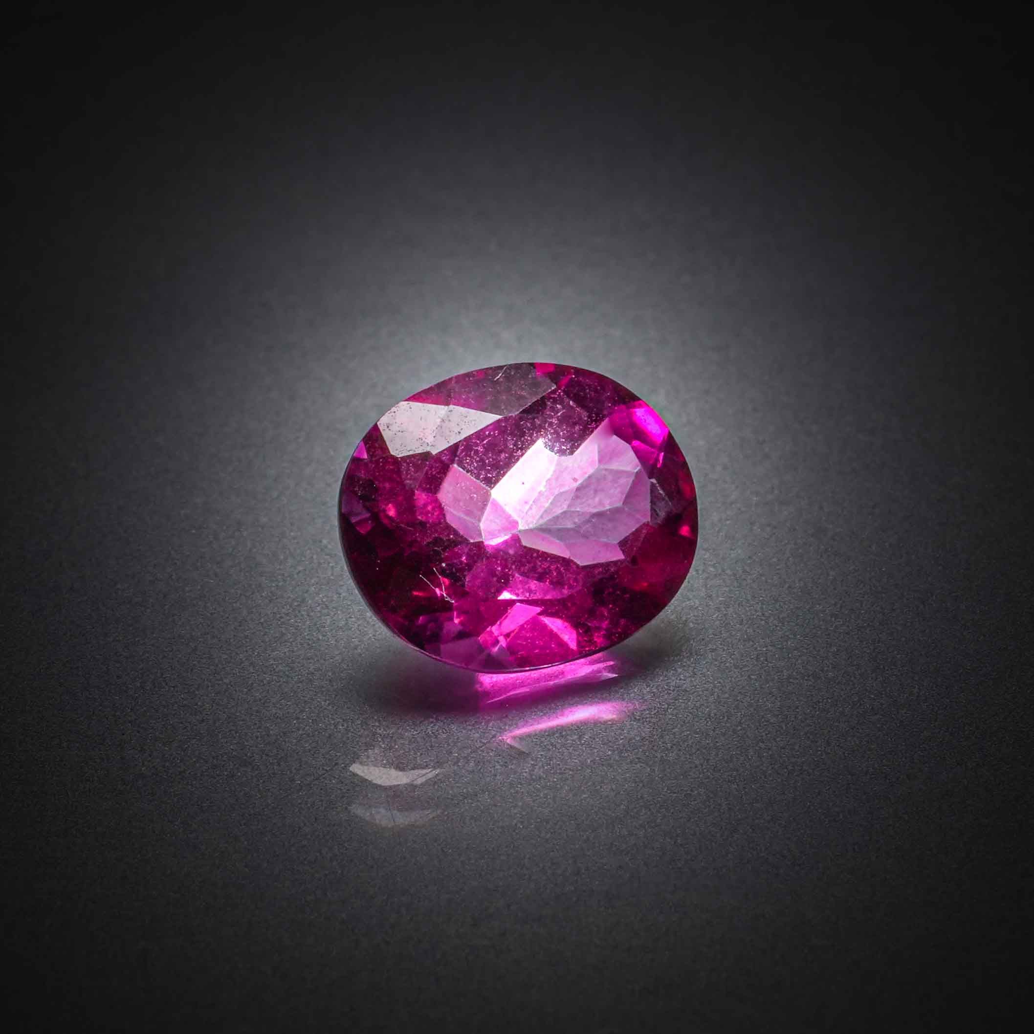 Topaze rose ovale sur papier. - Lazuli