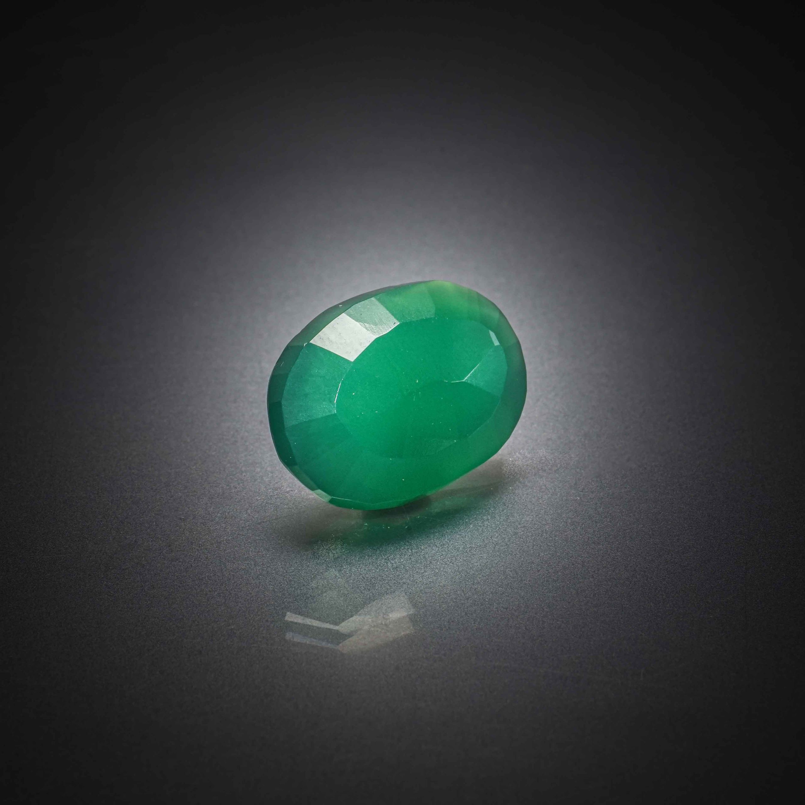 Calcédoine verte ovale sur papier. - Lazuli