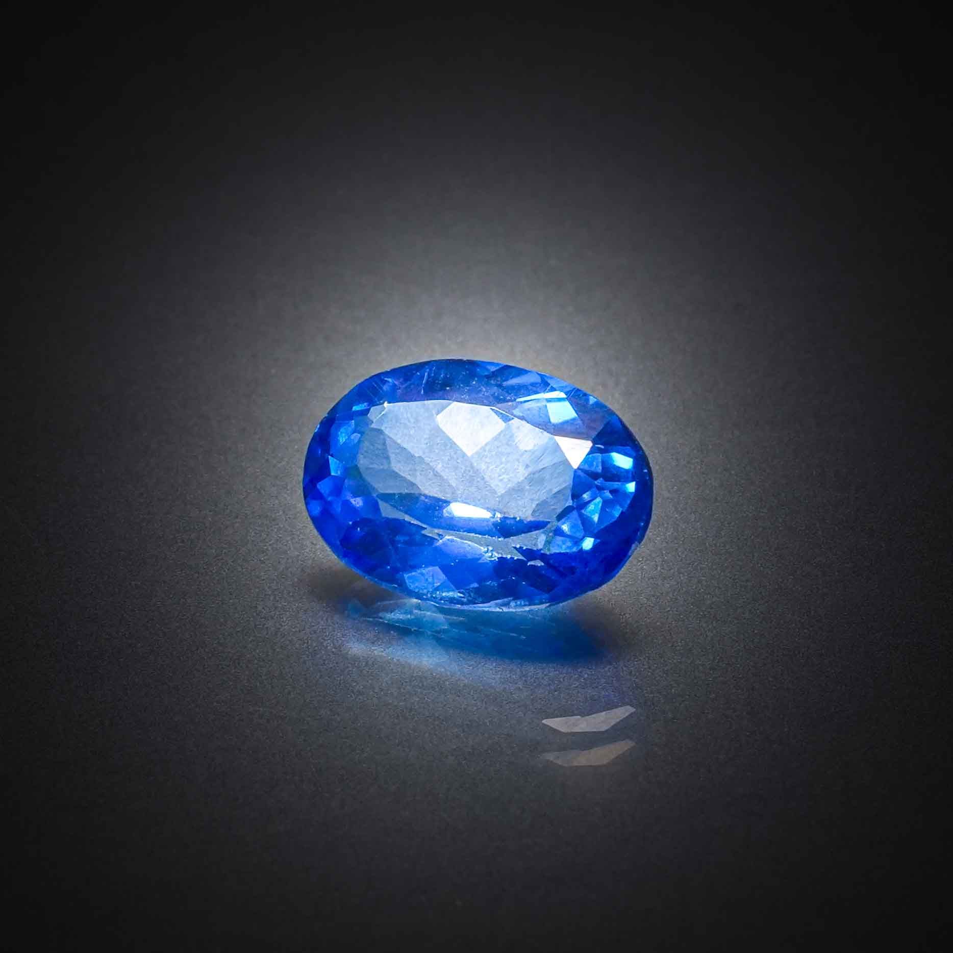 Topaze bleue ovale sur papier. - Lazuli