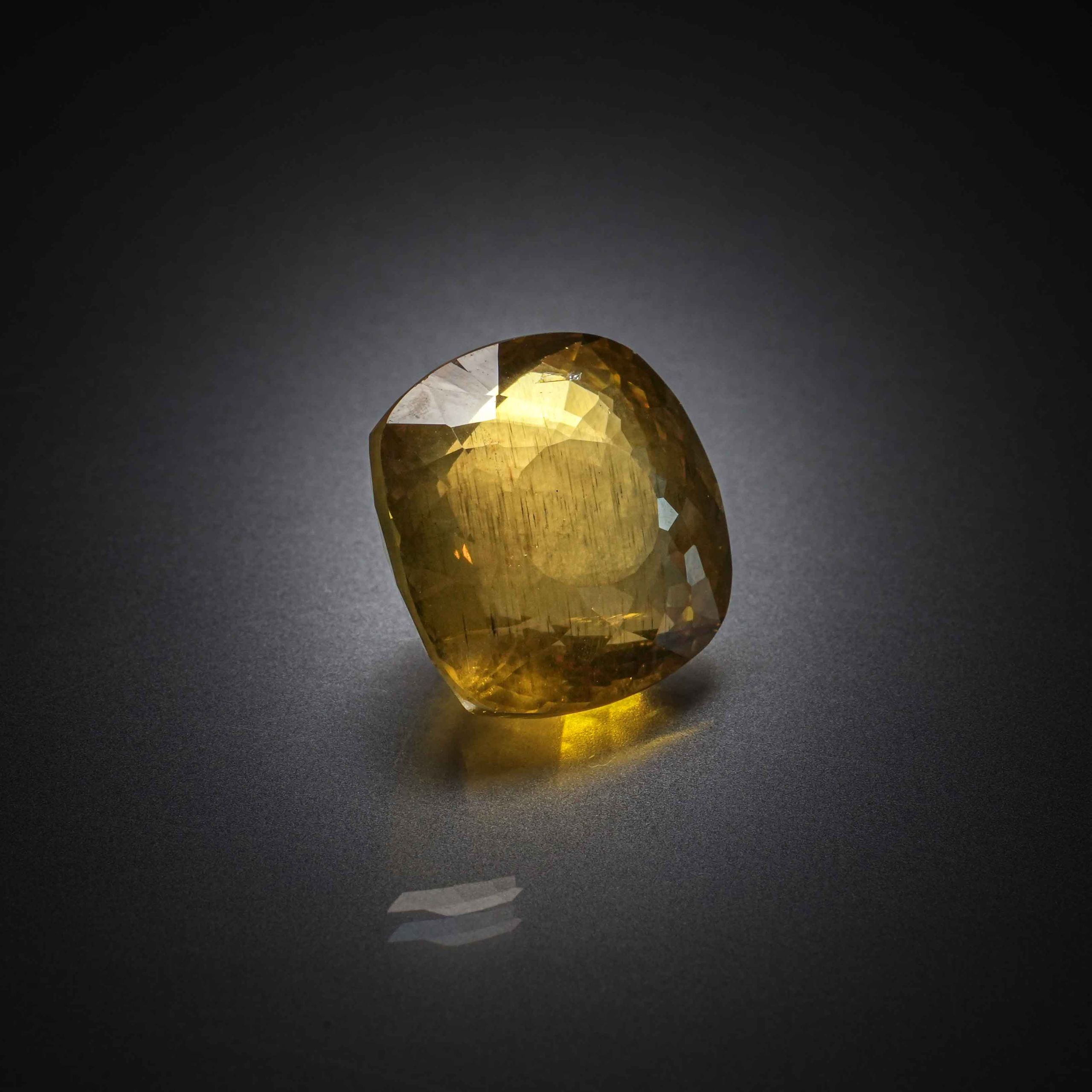 Apatite jaune coussin sur papier. - Lazuli