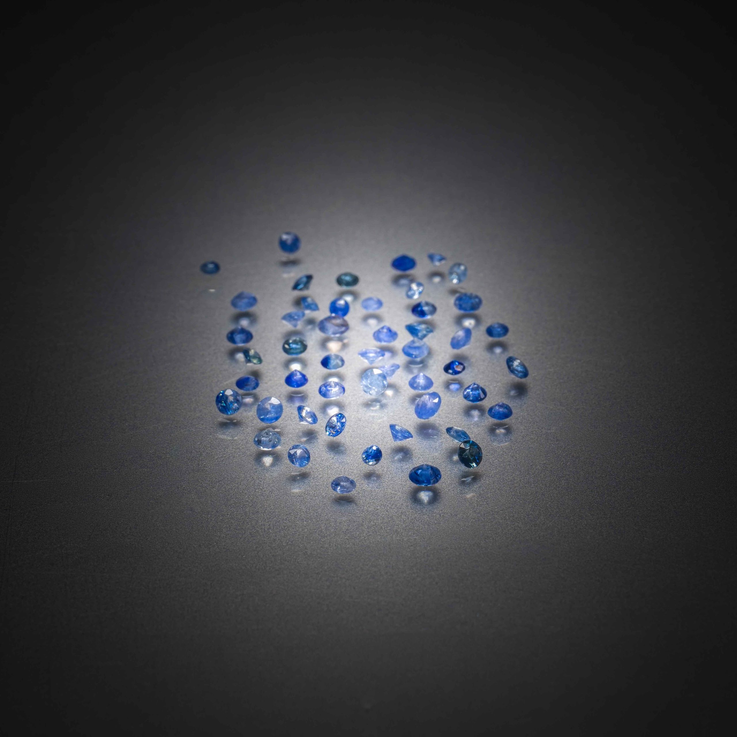 Lot de cinquante saphirs ronds sur papier. - Lazuli